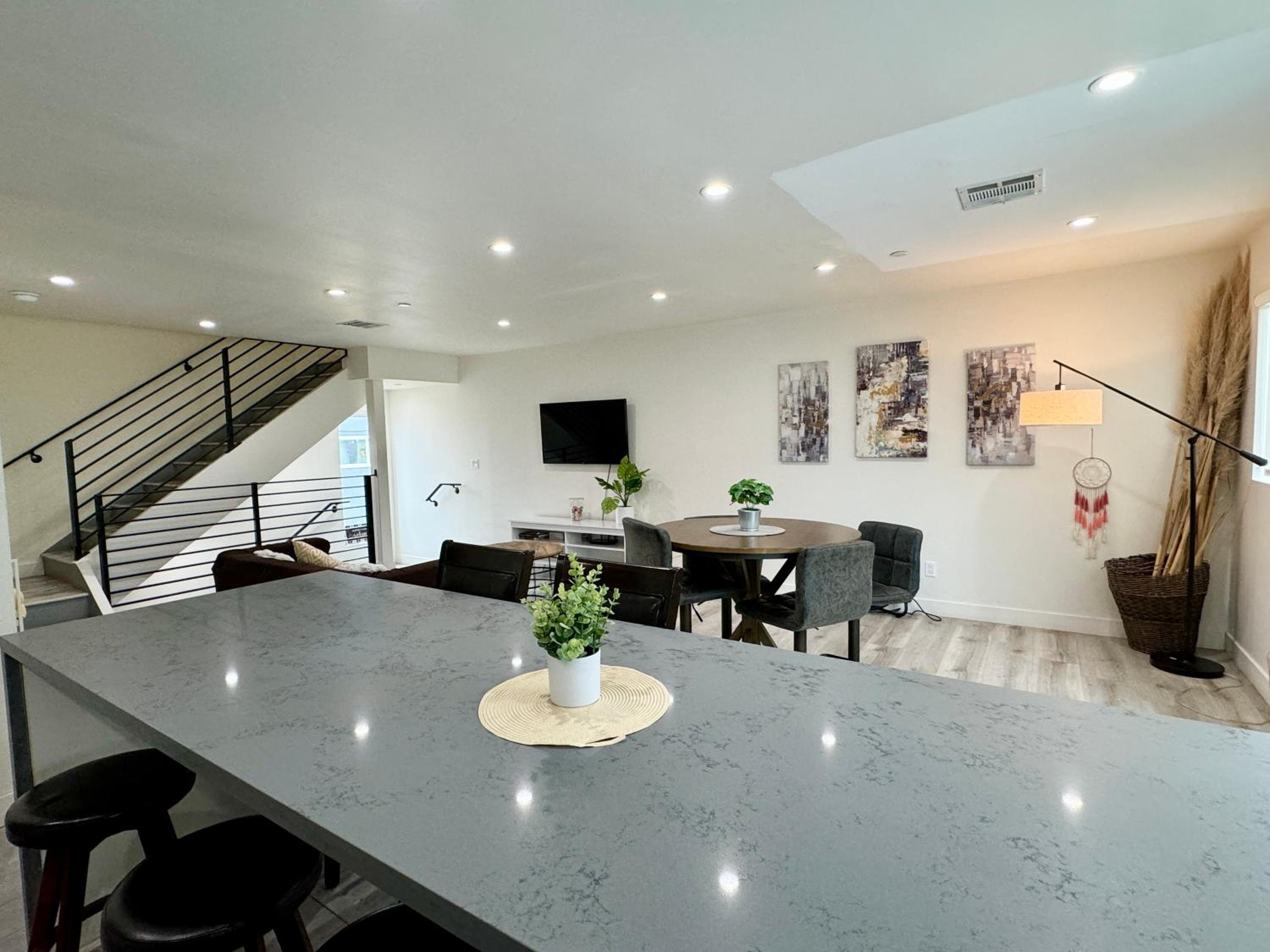 Cozy Chamber 3 BR Hollywood Townhouse