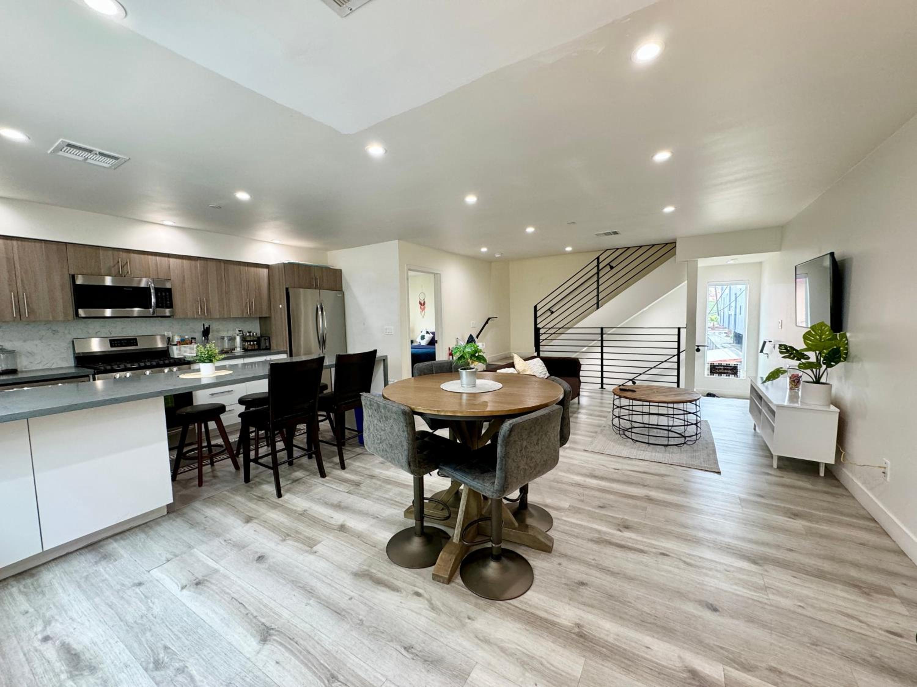 Cozy Chamber 3 BR Hollywood Townhouse