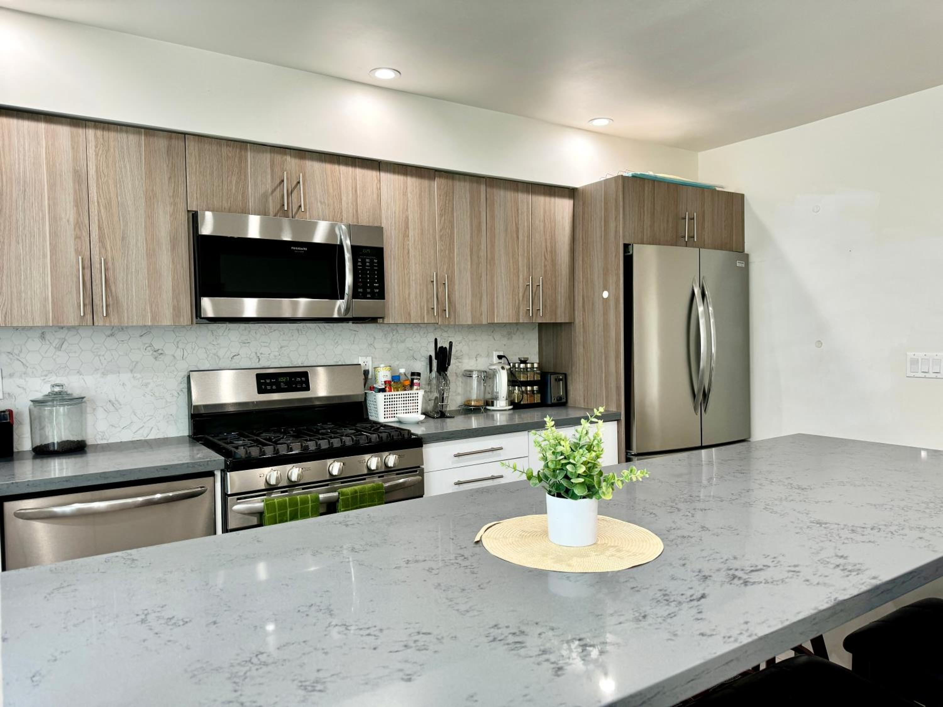 Cozy Chamber 3 BR Hollywood Townhouse - Image 5