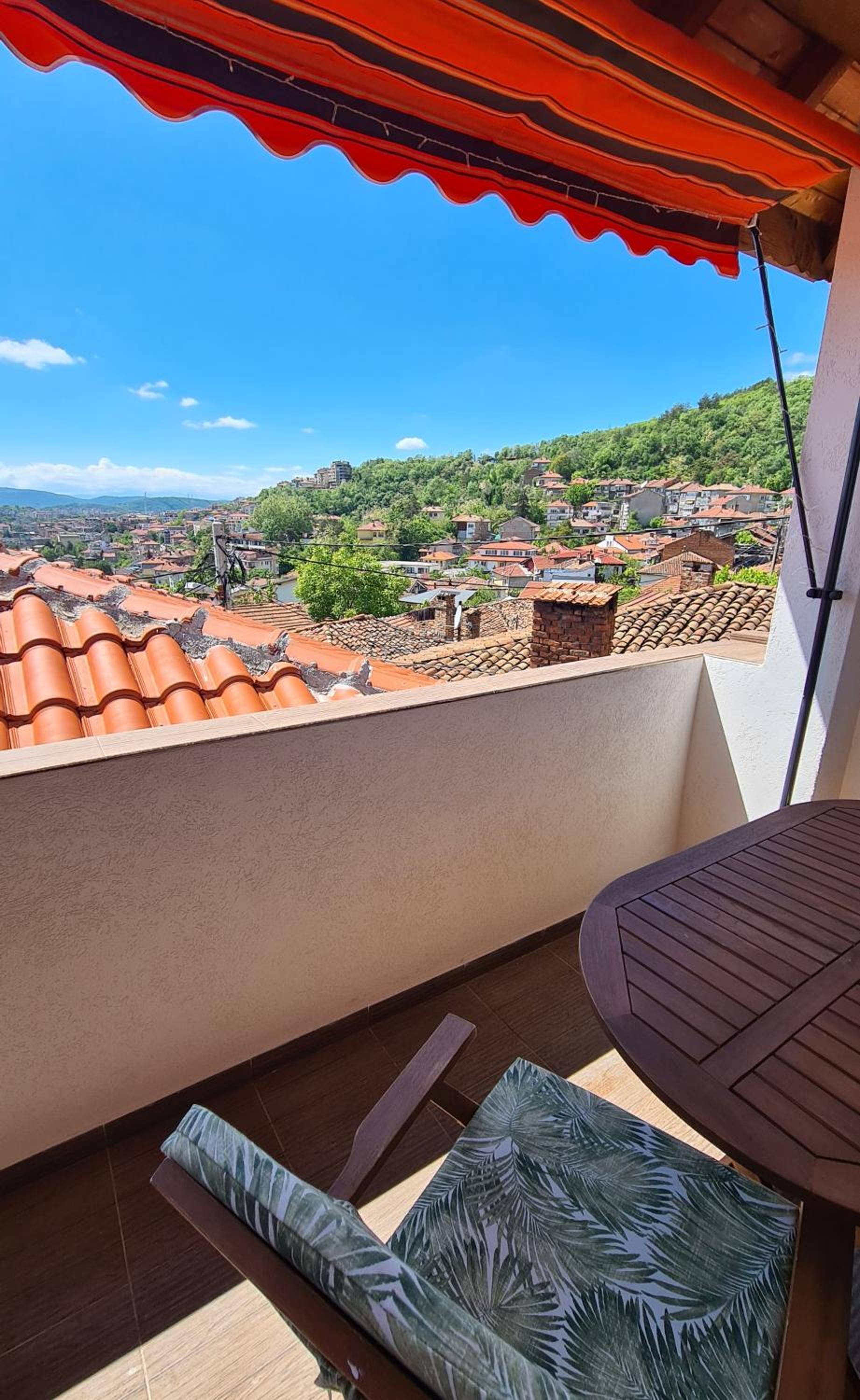 Lazarov Suites - Luxury one and two bedroom apartments