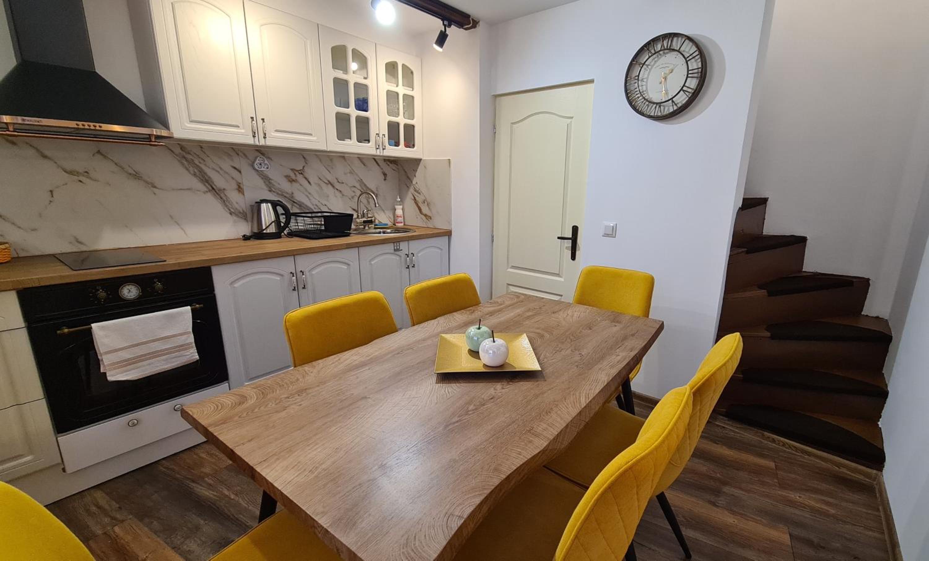 Lazarov Suites - Luxury one and two bedroom apartments