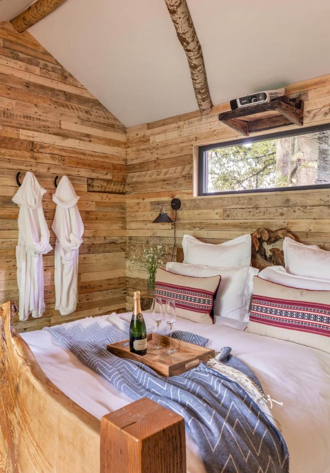 Unique Secluded Romantic Treehouse in Cornwall, sleeps 2