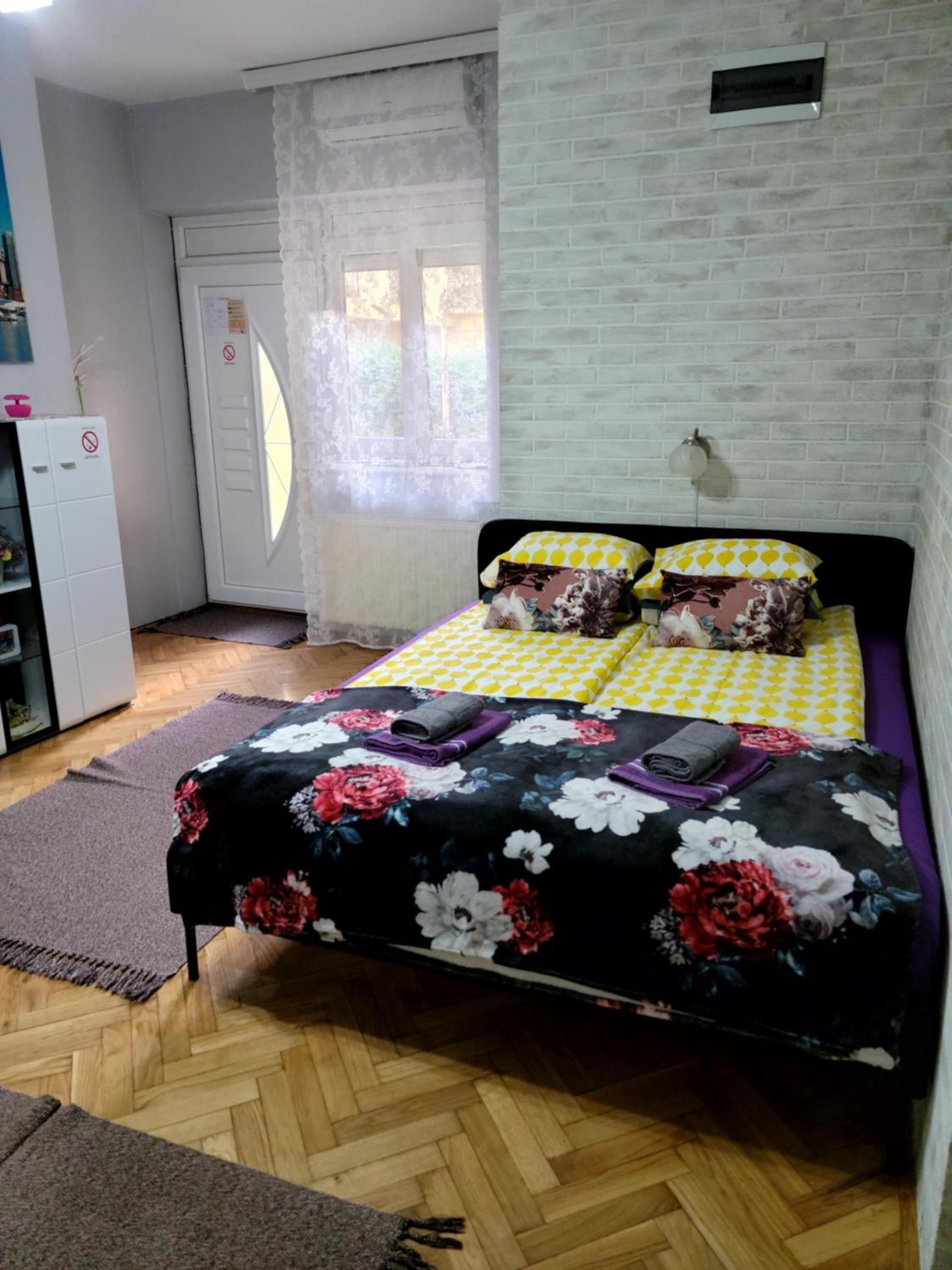 Apartman "GARDEN" with PRIVATE PARKING view 3