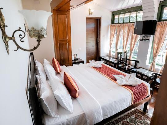 Lakefront Home Hotel