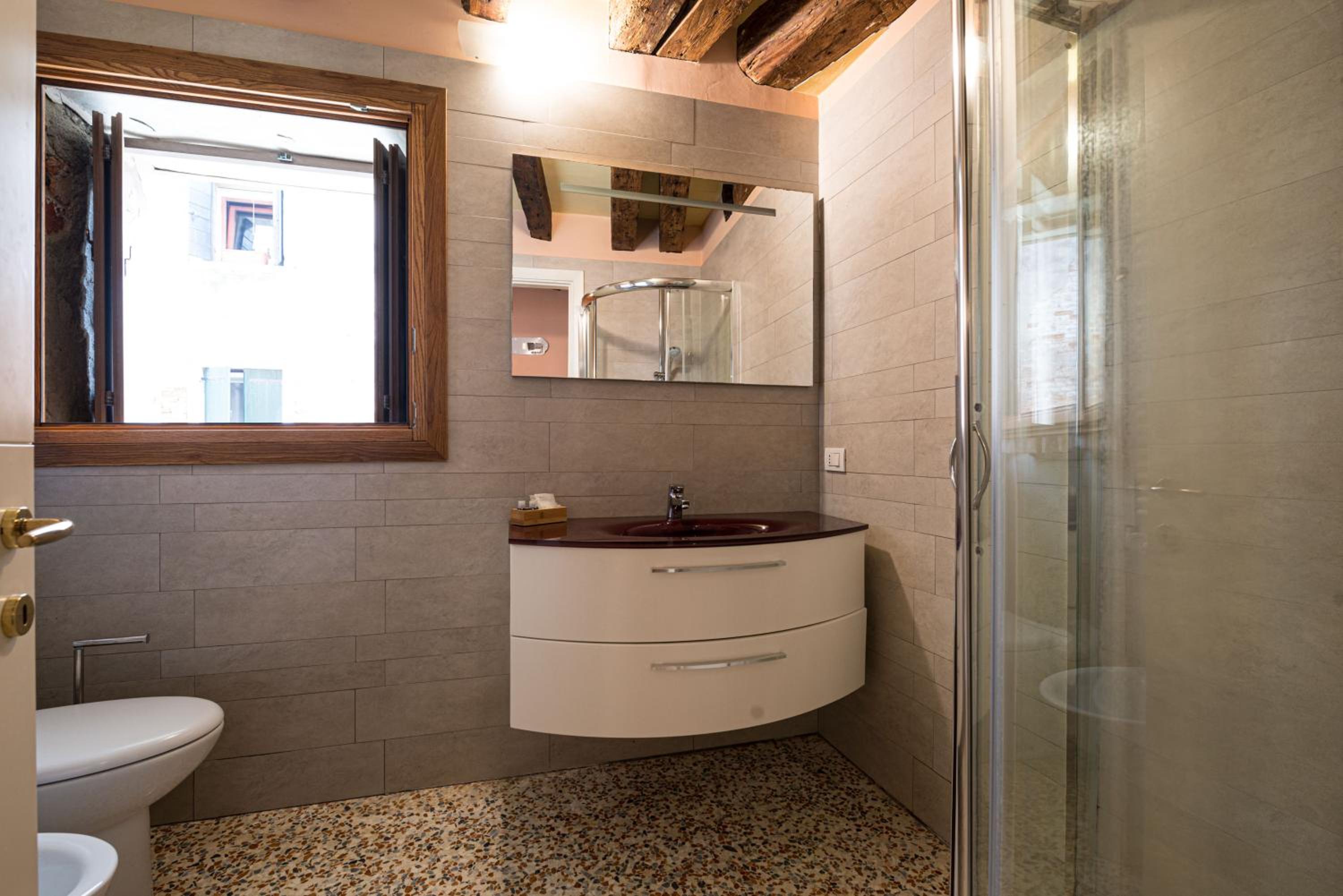 Lovely flat with canal view near Rialto Bridge