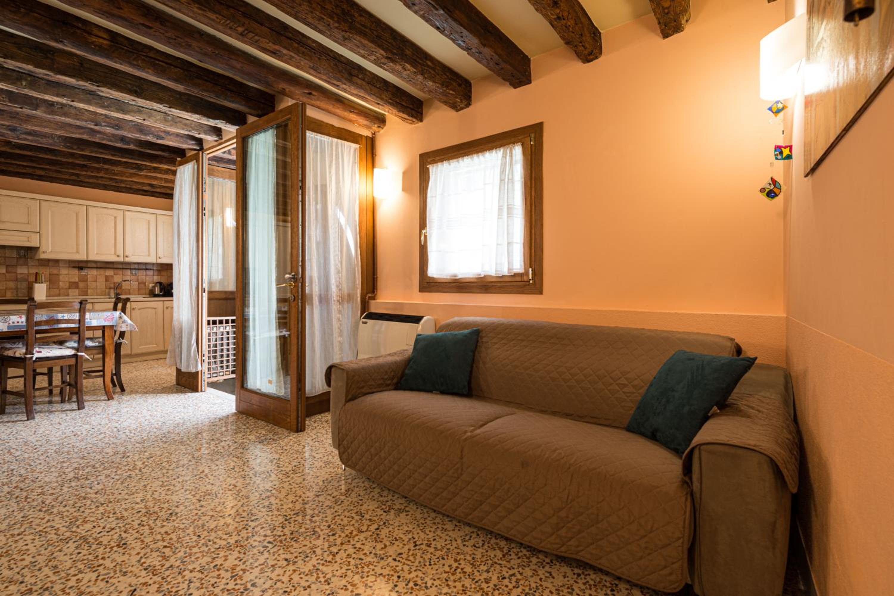 Lovely flat with canal view near Rialto Bridge