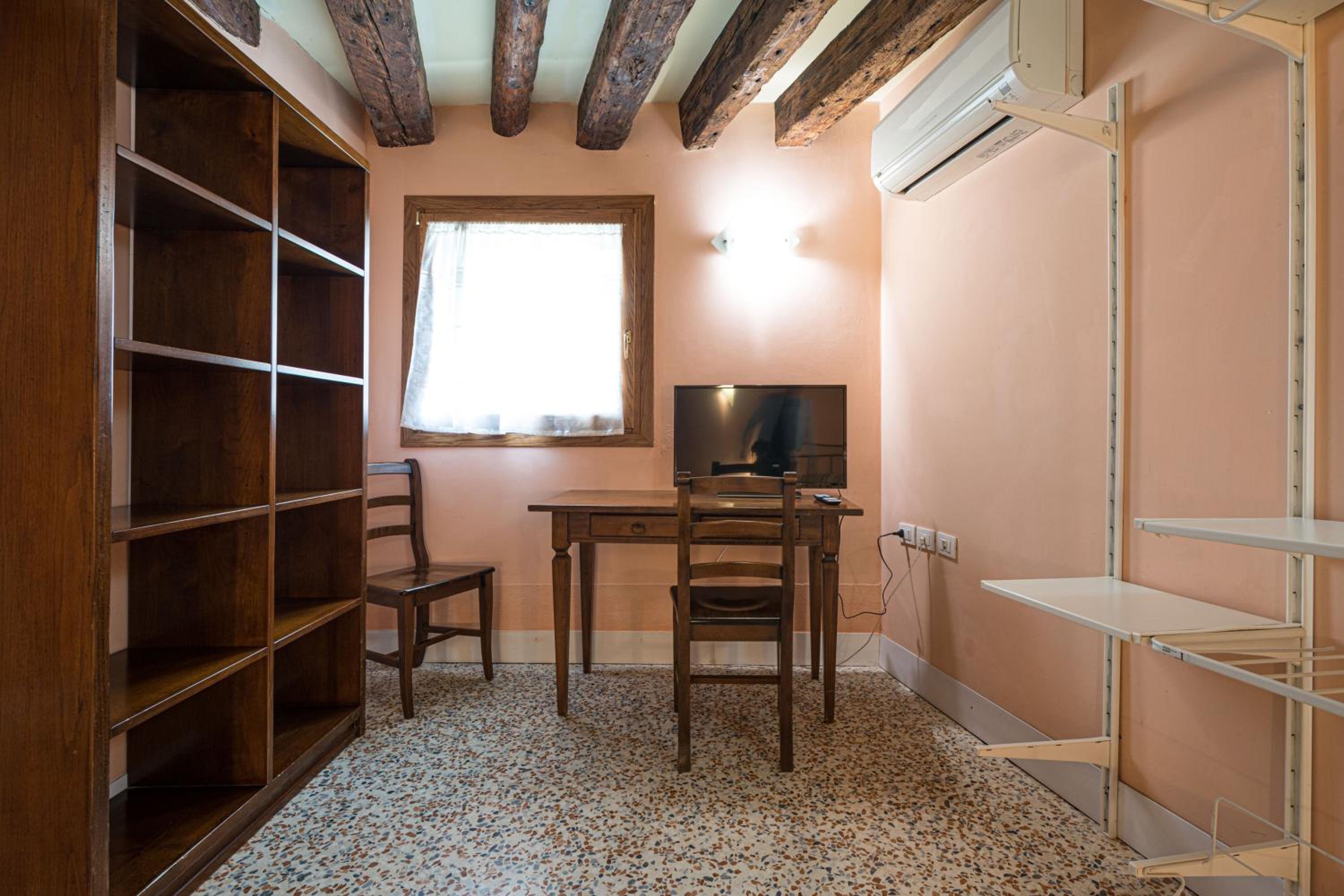 Lovely flat with canal view near Rialto Bridge