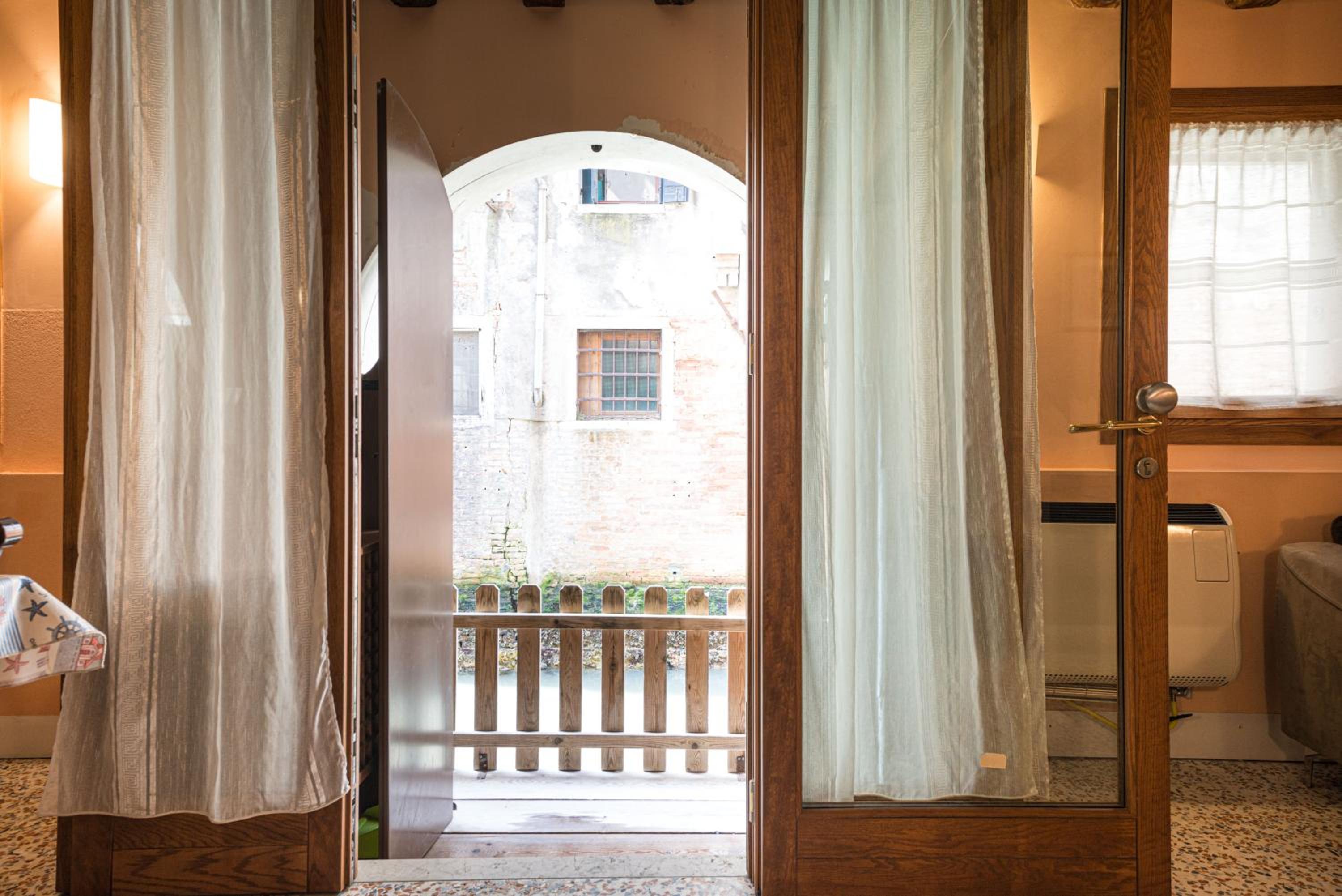 Lovely flat with canal view near Rialto Bridge