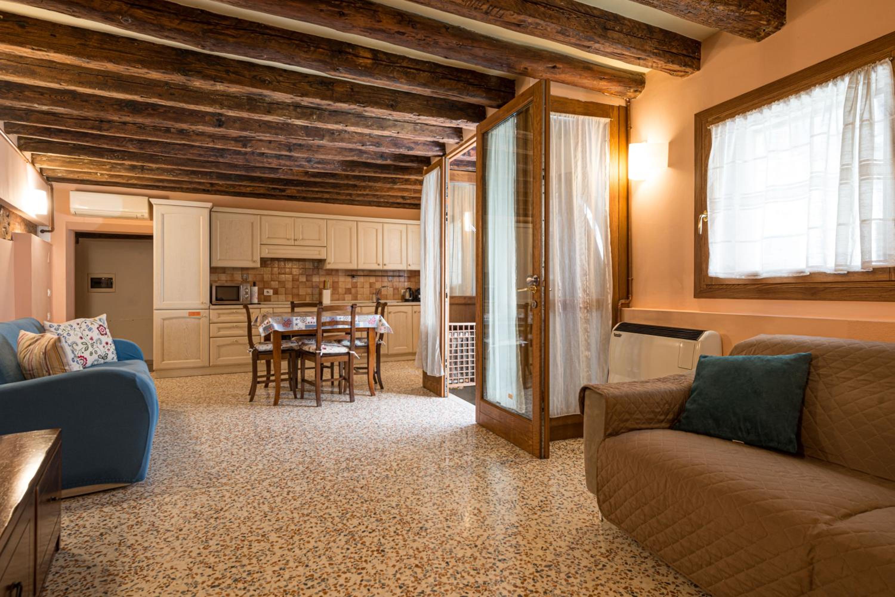 Lovely flat with canal view near Rialto Bridge