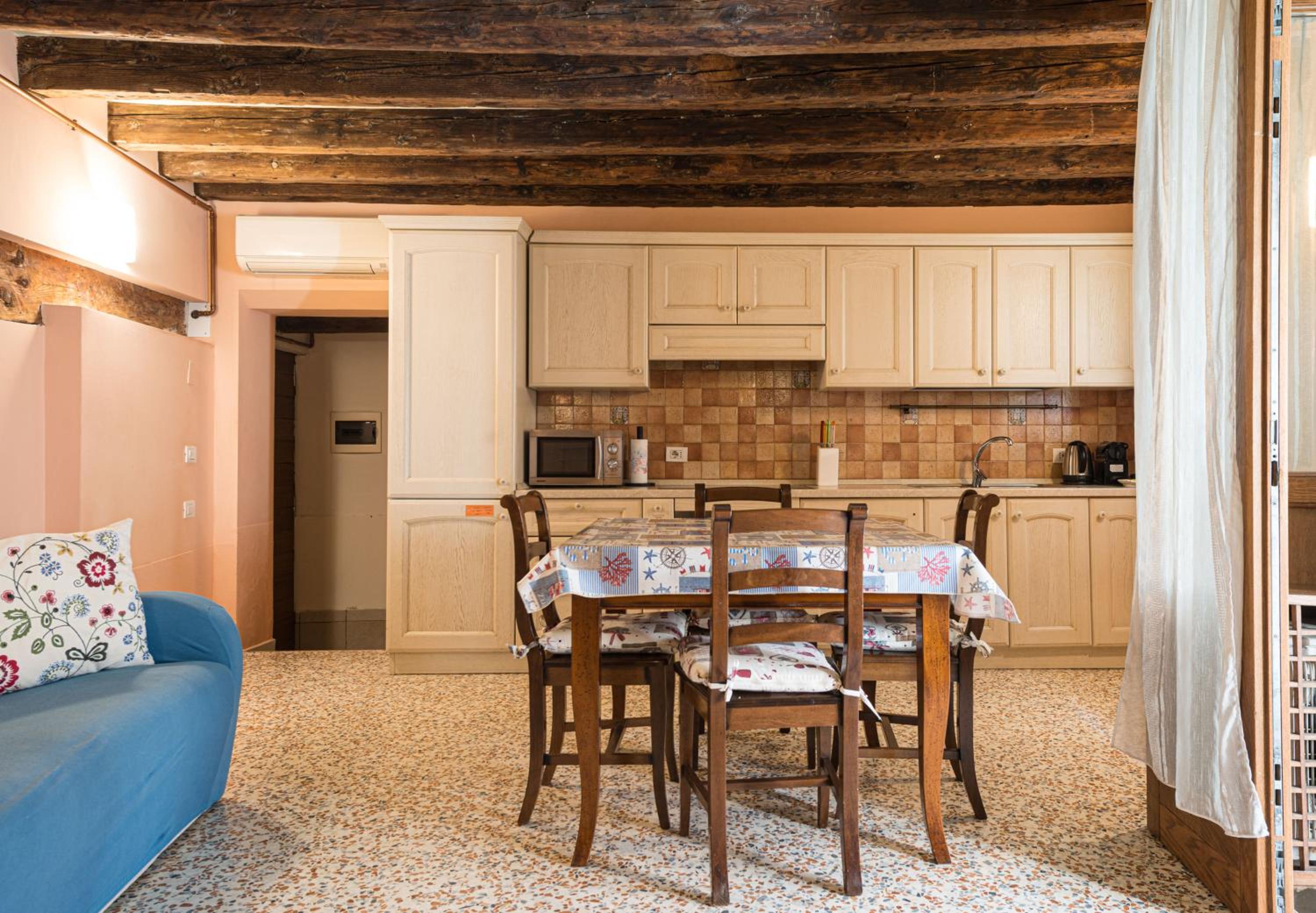 Lovely flat with canal view near Rialto Bridge
