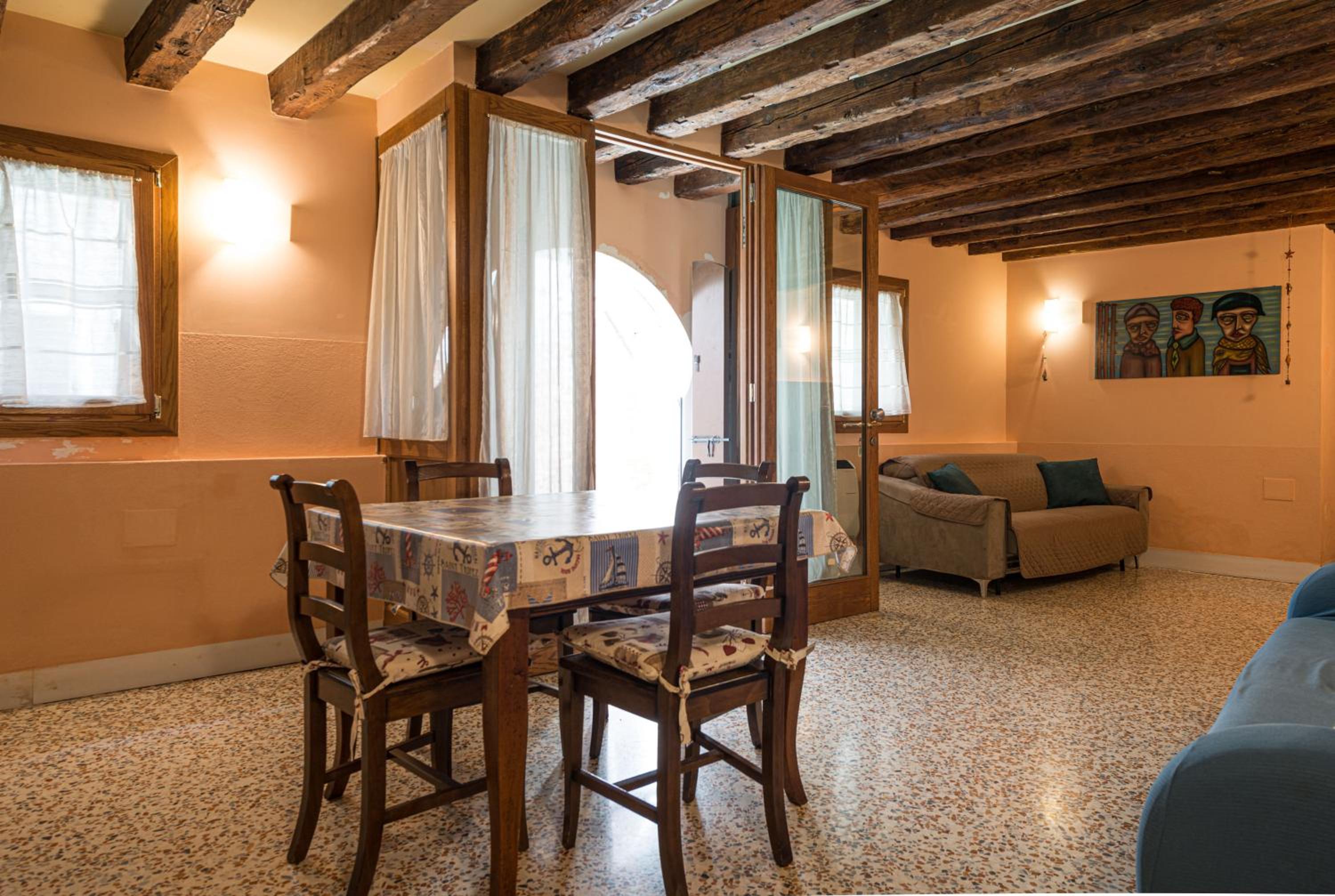 Lovely flat with canal view near Rialto Bridge