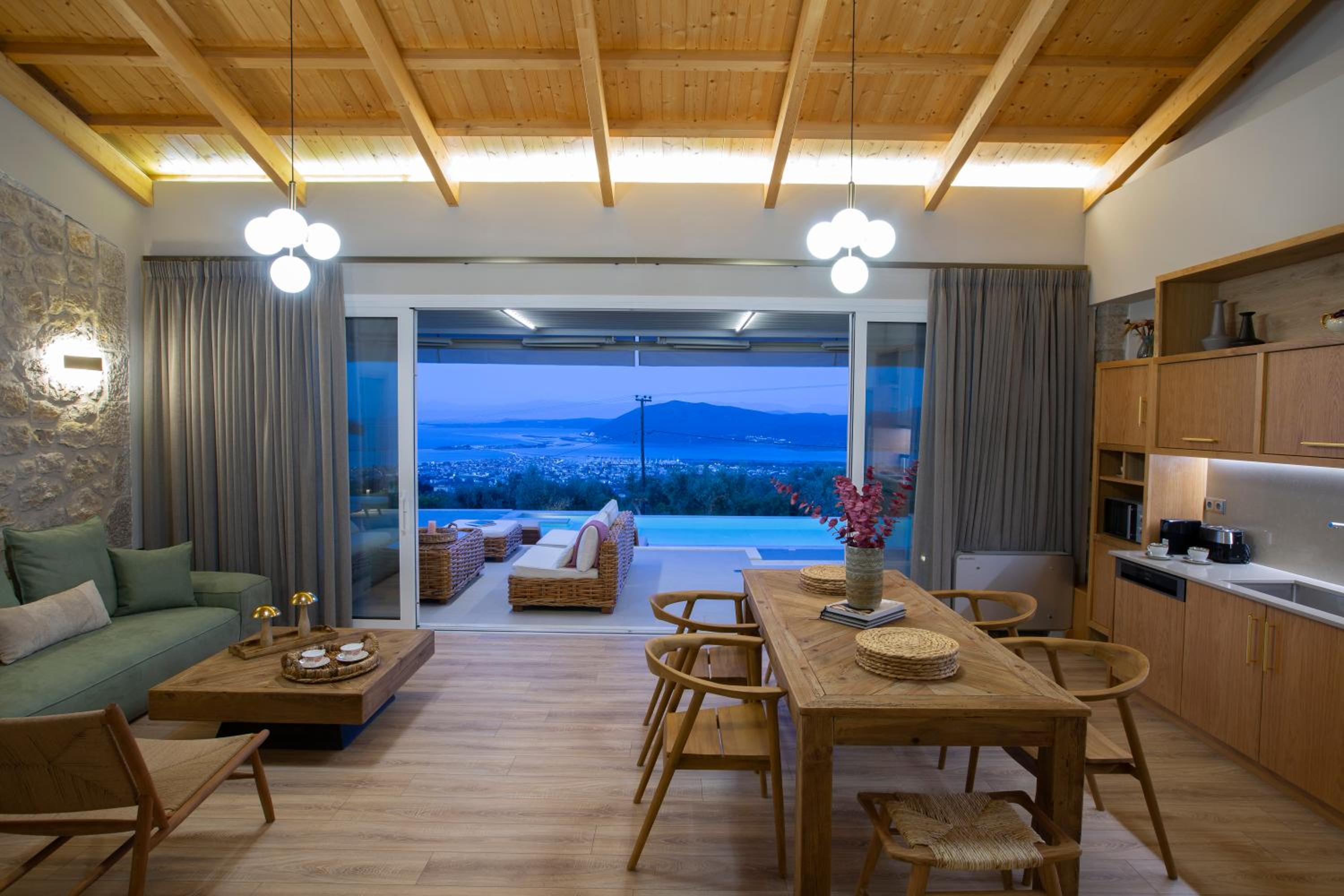 Flomis Luxury Villa