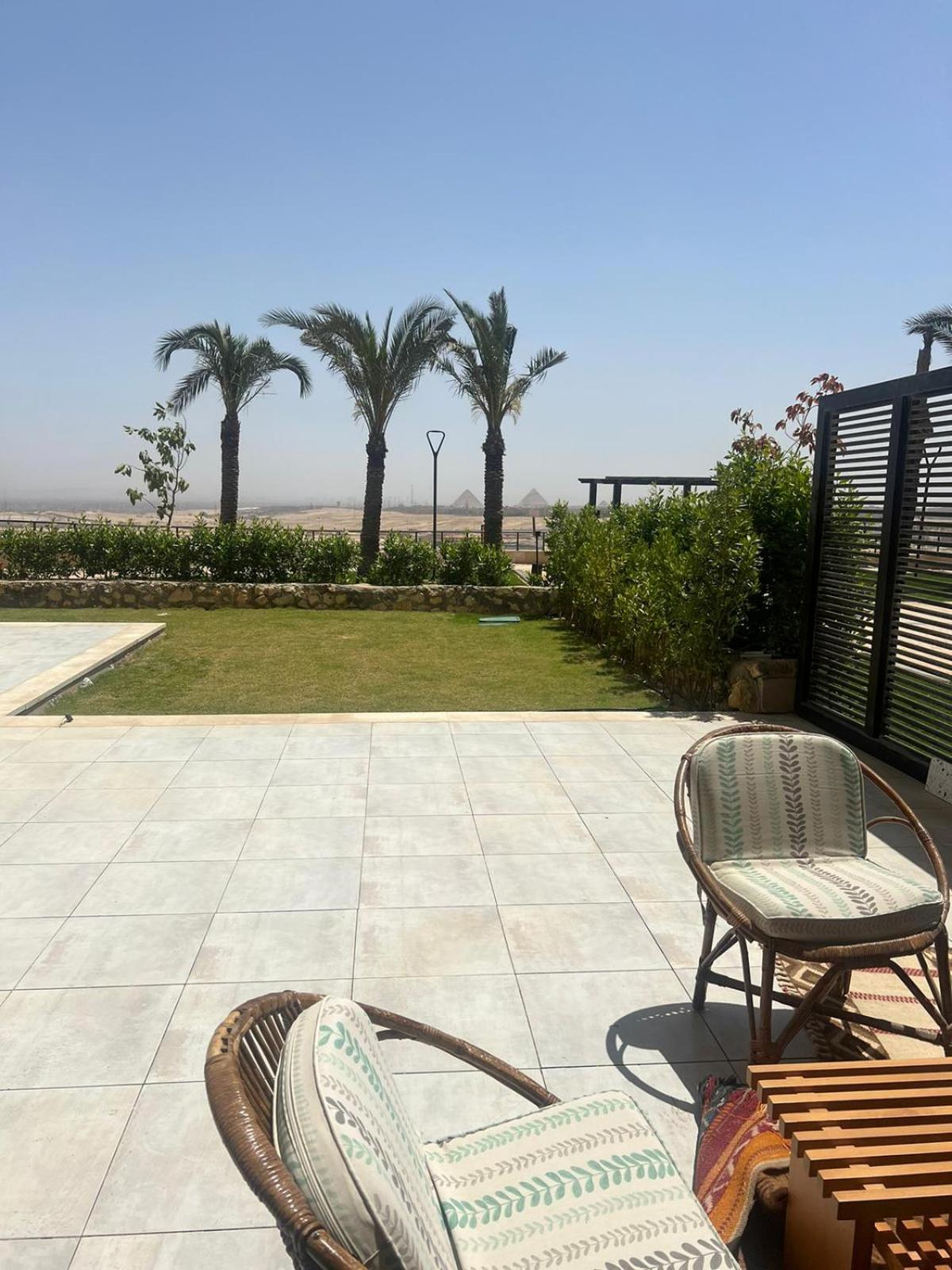 Full House with Best Pyramids PanoFull House with Best Pyramids Panoramic viewramic view