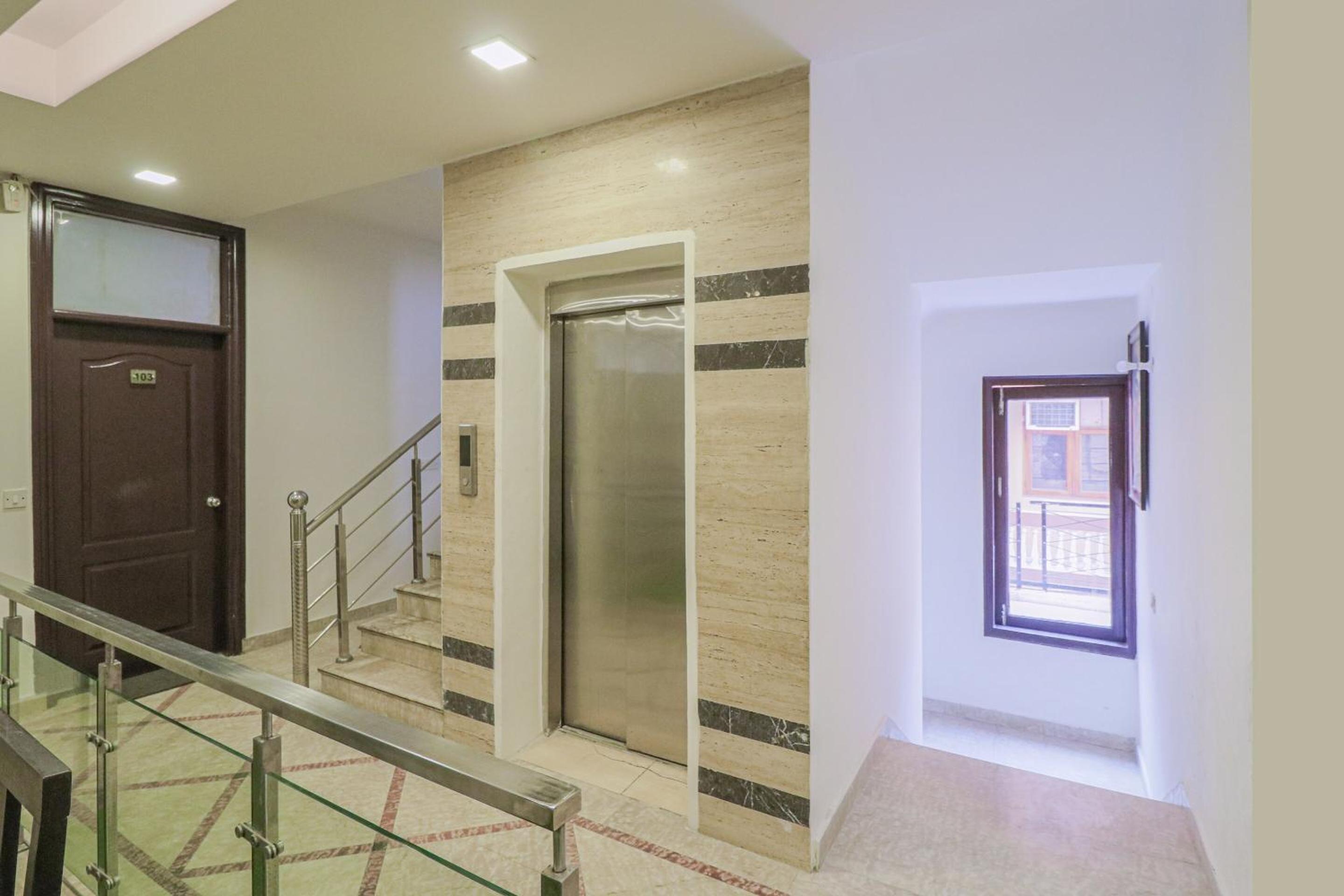 Lobby & Reception