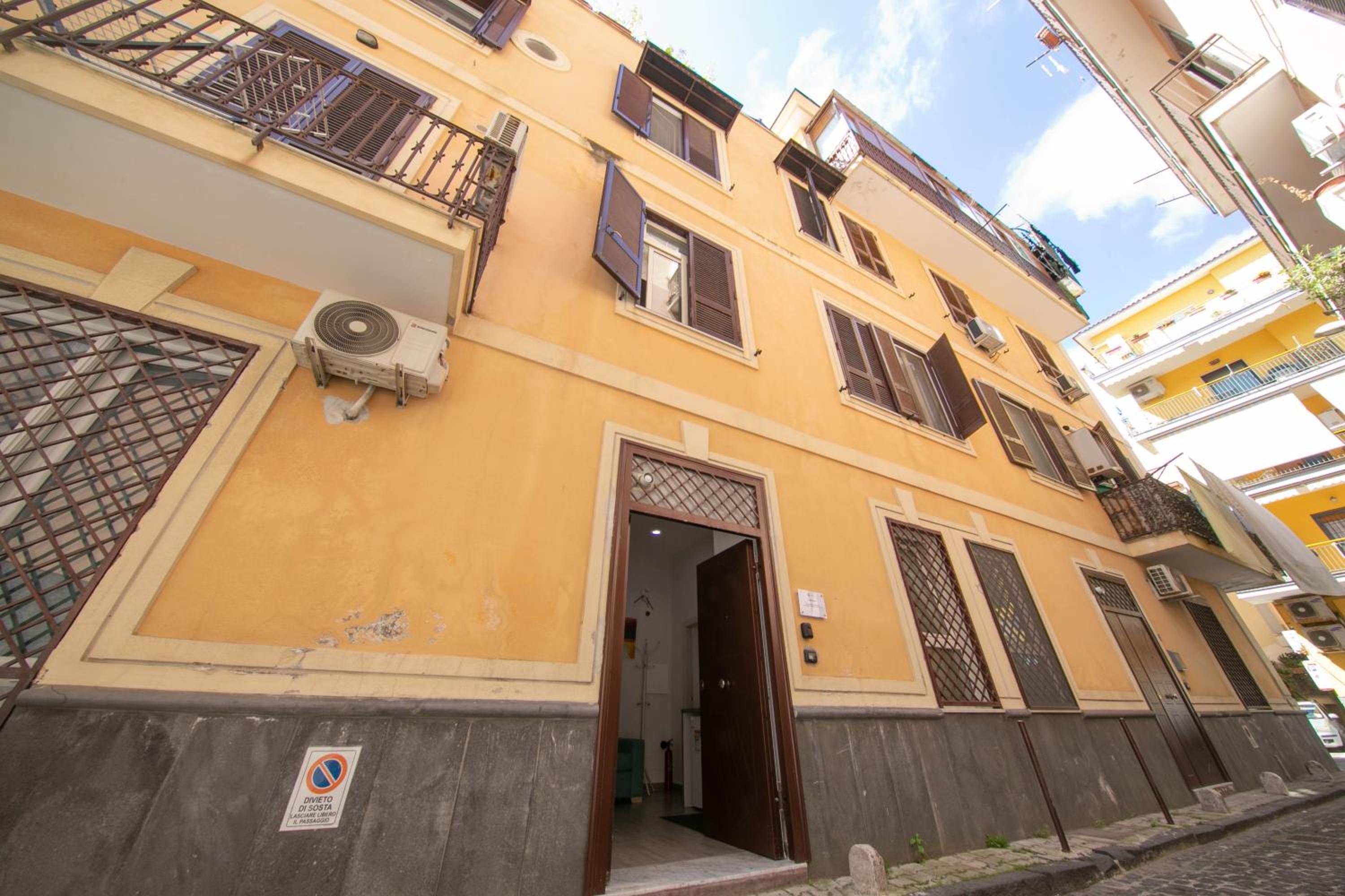 Casa Vacanze Alma B&B grazioso appartamento sul lungomare di Pozzuoli a 300mt dal centro e dal Rione Terra by Movery view 2