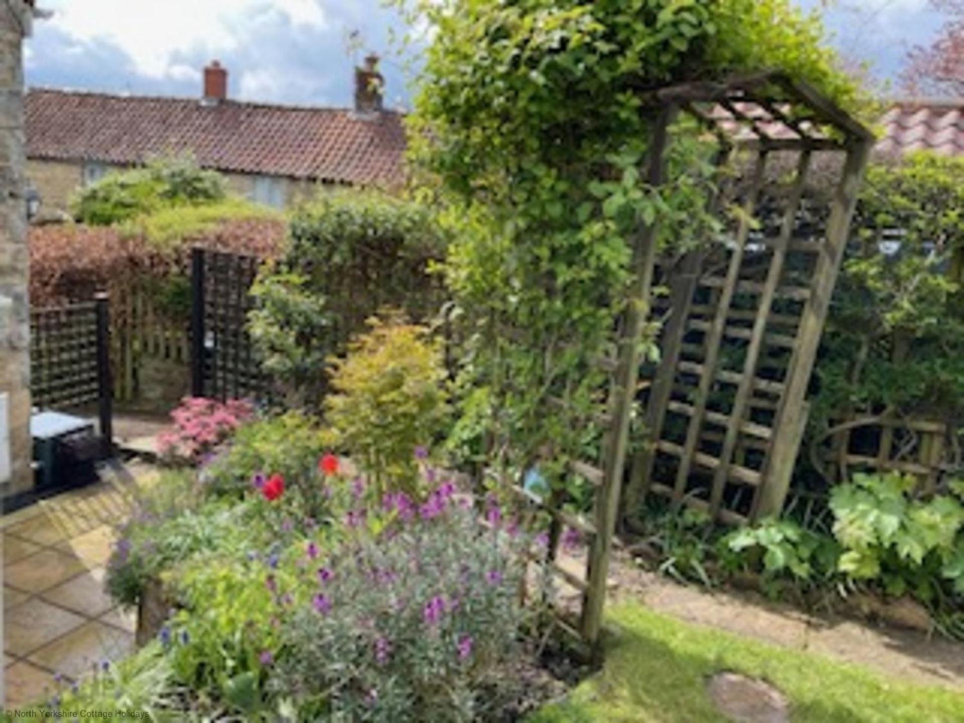 Picturesque Stone Cottage in the Heart of North Yorkshire Village - Hideaway Cottage