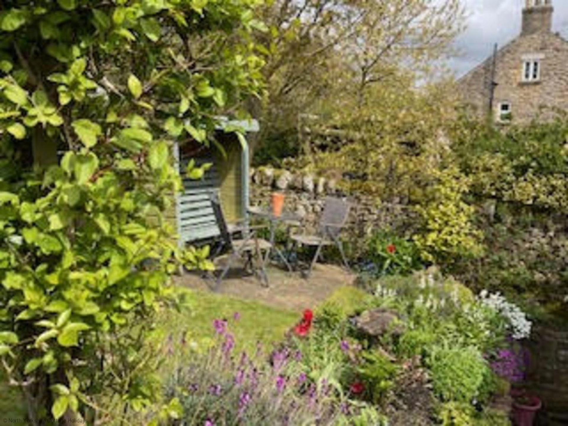 Picturesque Stone Cottage in the Heart of North Yorkshire Village - Hideaway Cottage