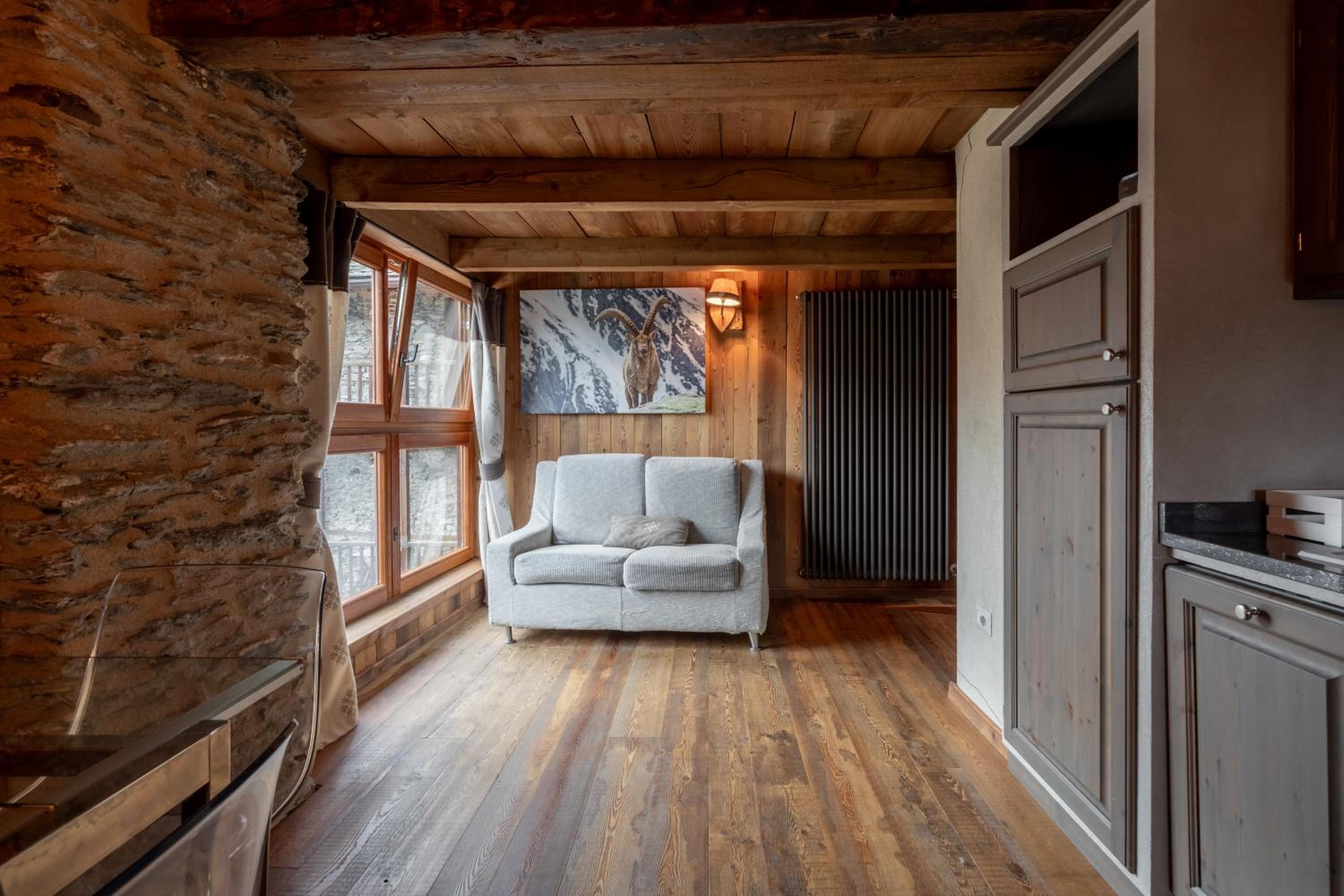 Elva Apartments