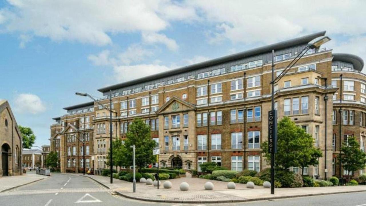 25 PERCENT OFF Monthly Stays 2Bed Serviced Apartment London Business & Family Guests Free WIFI & NETFLIX Sleeps 4! view 3
