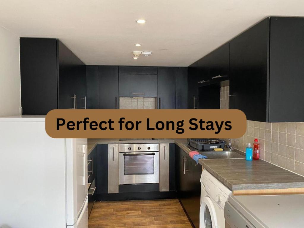 25 PERCENT OFF Monthly Stays 2Bed Serviced Apartment London Business & Family Guests Free WIFI & NETFLIX Sleeps 4! view 2