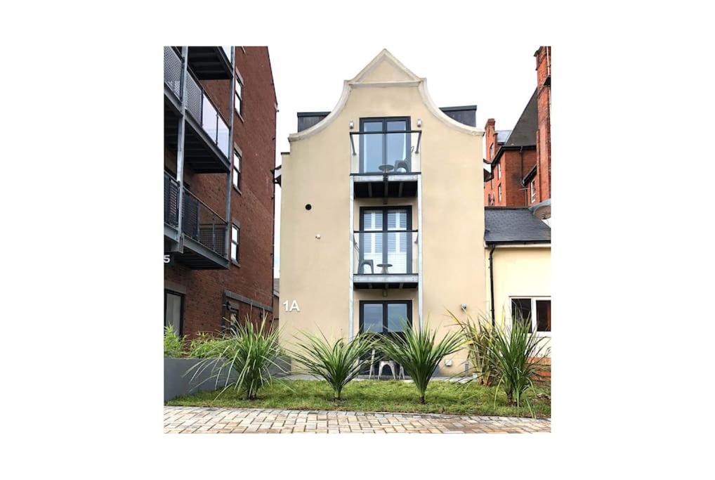 Retro Retreat, Sea View, Free Parking & EV Plug-in view 3