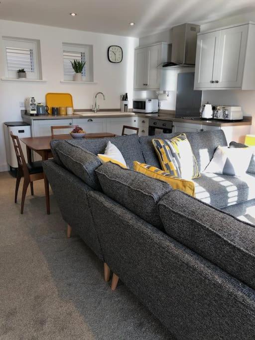 Retro Retreat, Sea View, Free Parking & EV Plug-in view 5