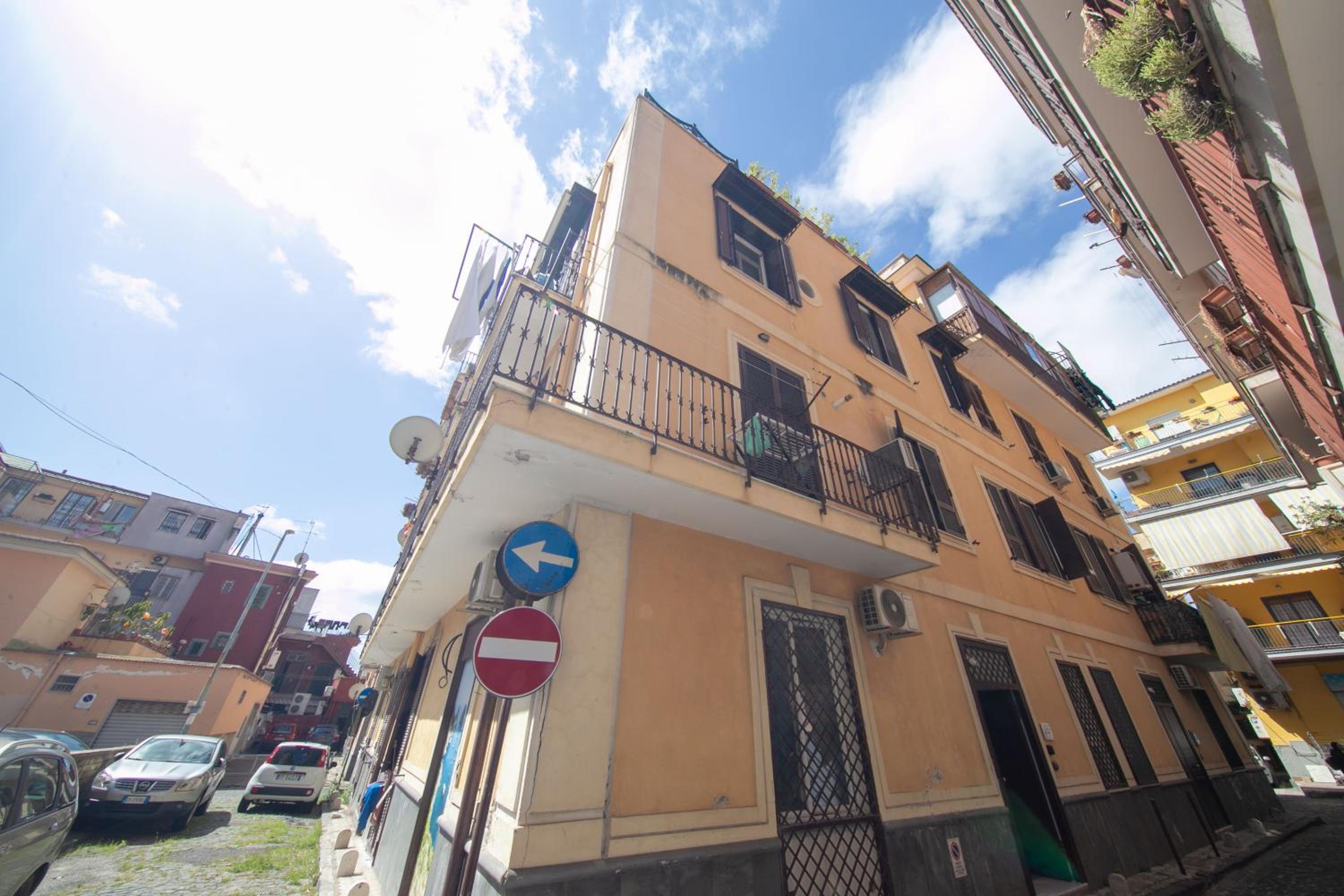 Casa Vacanze Alma B&B grazioso appartamento sul lungomare di Pozzuoli a 300mt dal centro e dal Rione Terra by Movery view 3