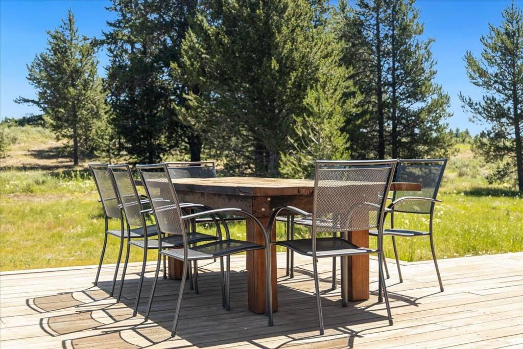 Huckleberry Hideaway view 4