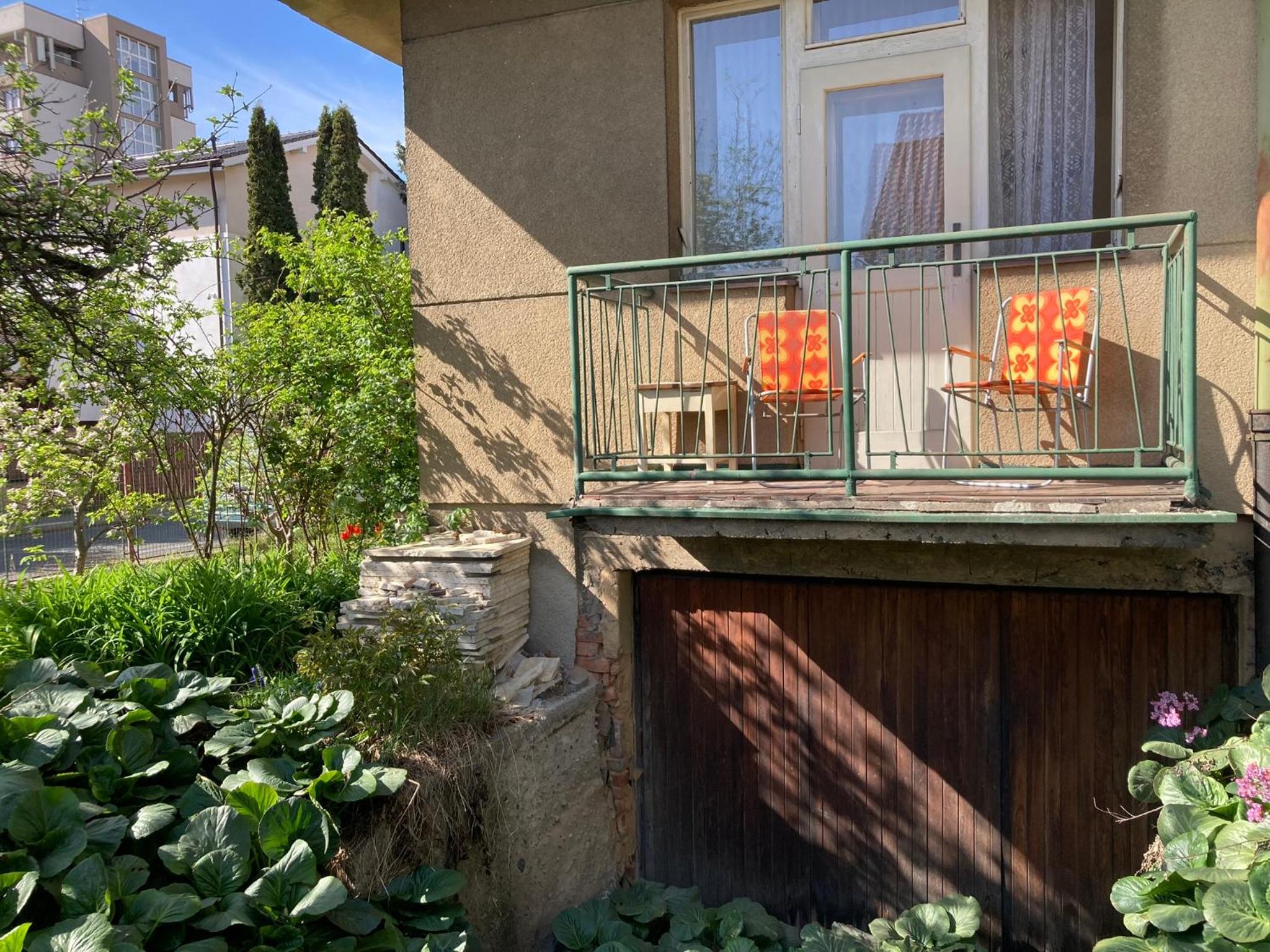 Spacious apartment - free parking!