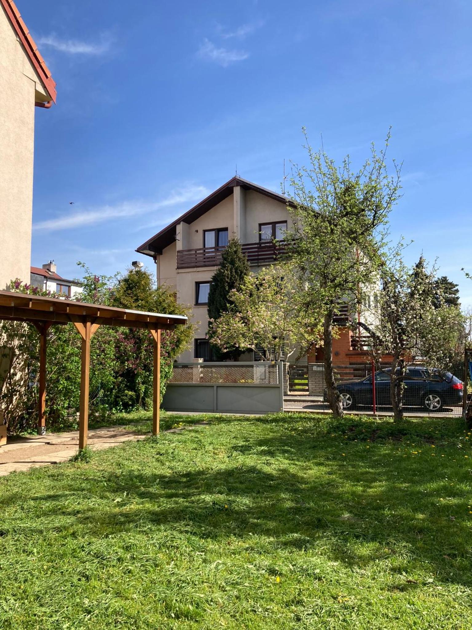 Spacious apartment - free parking!