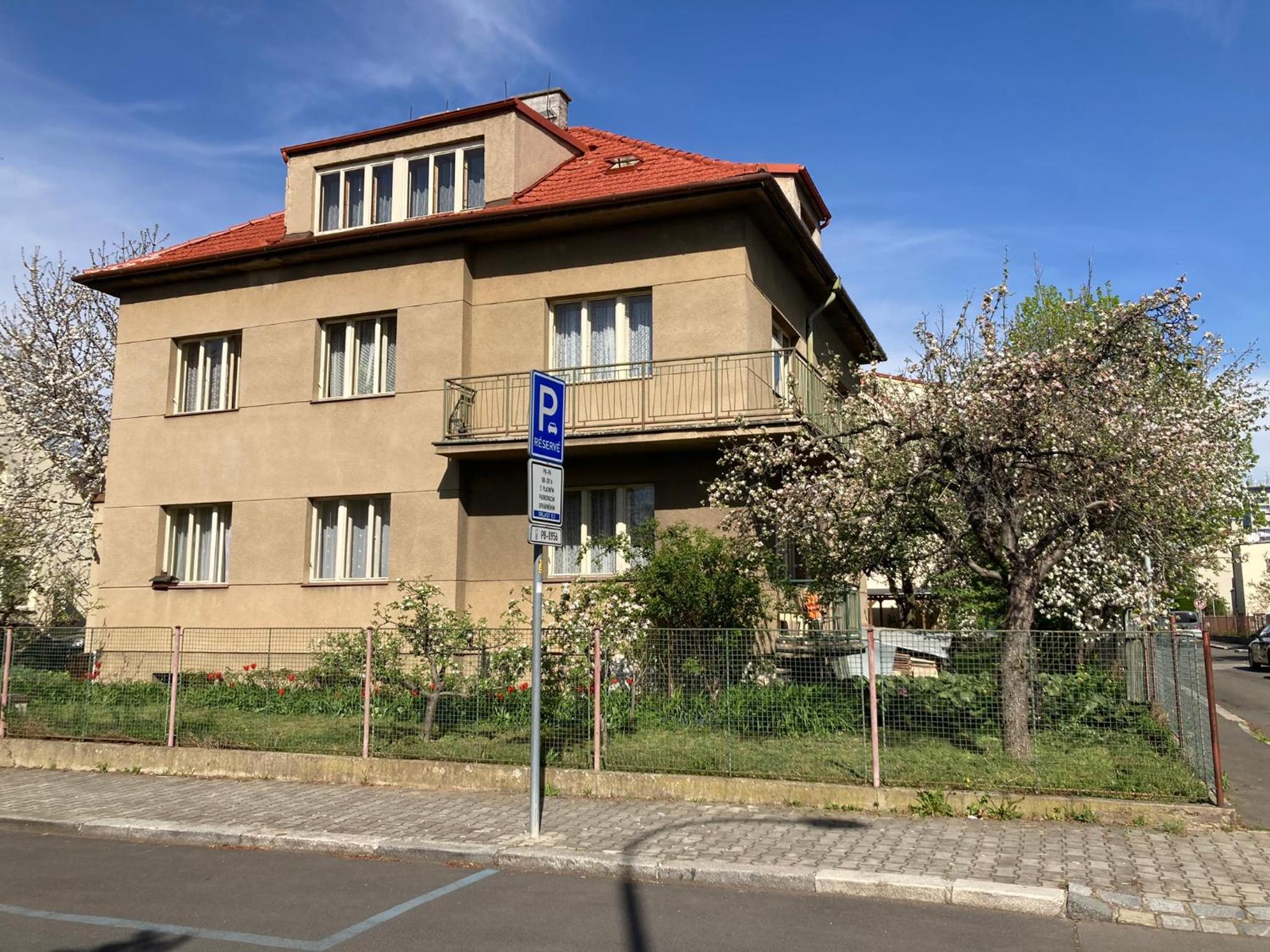 Spacious apartment - free parking!