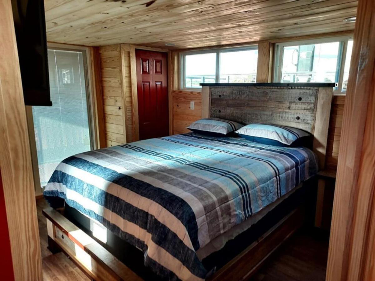 Lakefront Cottage with Hot Tub & Sunset Views view 4