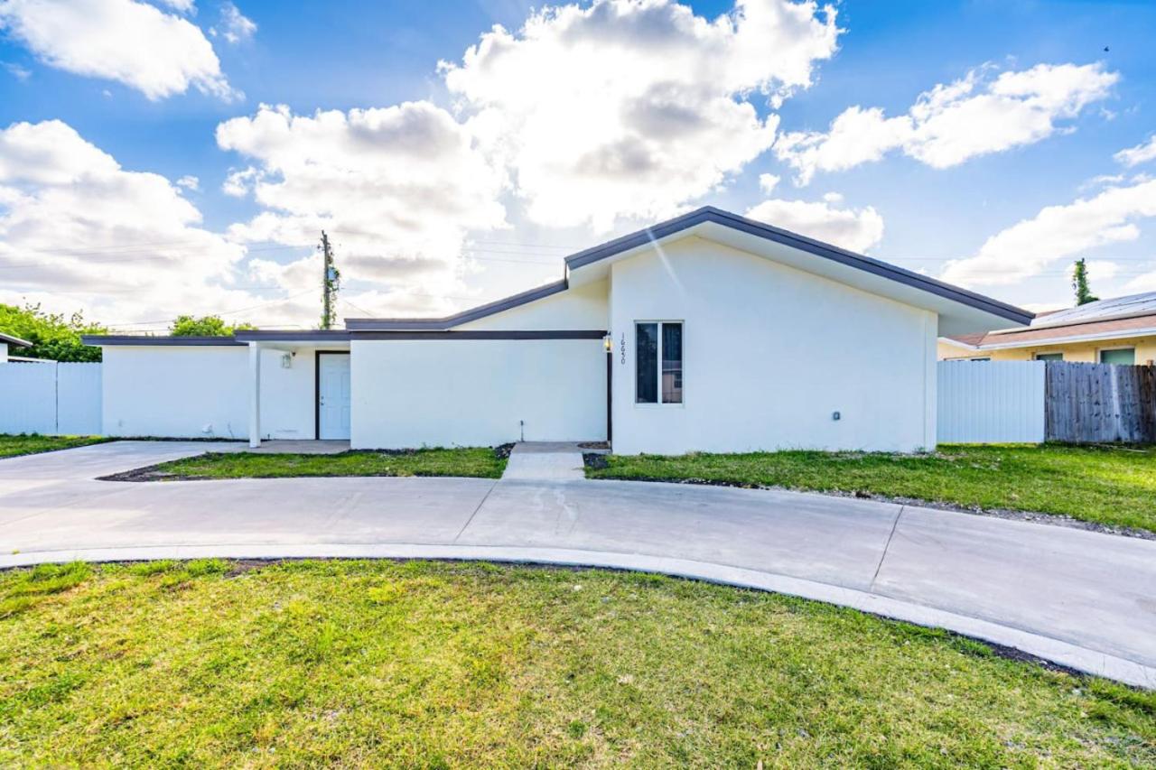 Chic Miami Private Pool Home view 2