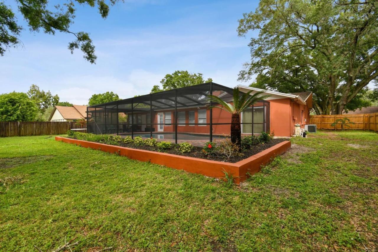 Tampa Vacations - Red Royalty Pool, King Bed, Yard - Property Image 34
