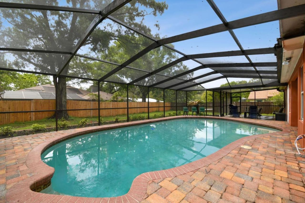 Tampa Vacations - Red Royalty Pool, King Bed, Yard - Property Image 25