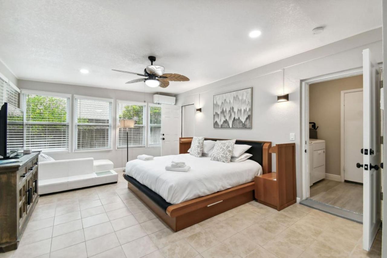 Tampa Vacations - Red Royalty Pool, King Bed, Yard - Property Image 27