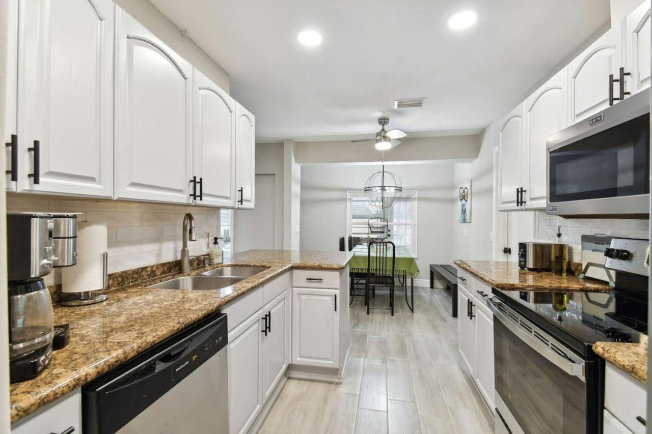 Tampa Vacations - Red Royalty Pool, King Bed, Yard - Property Image 30