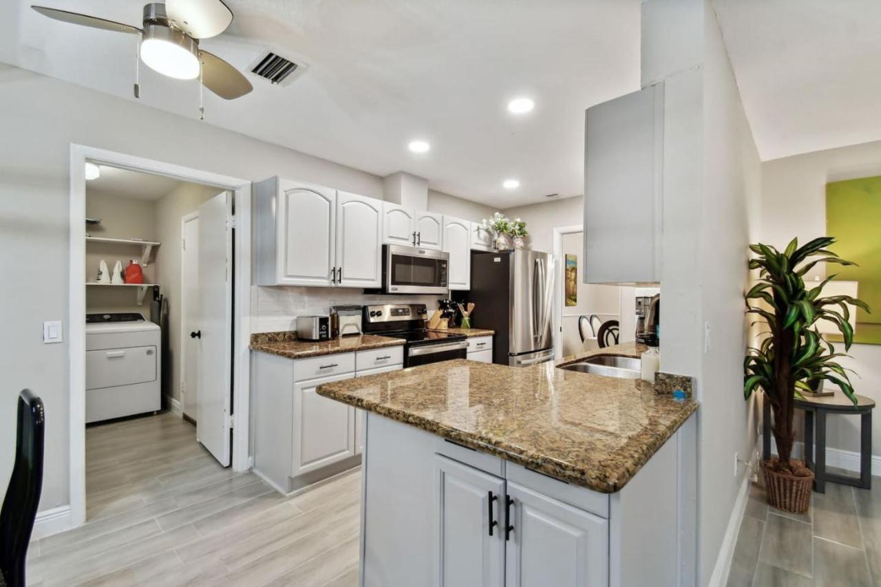 Tampa Vacations - Red Royalty Pool, King Bed, Yard - Property Image 31