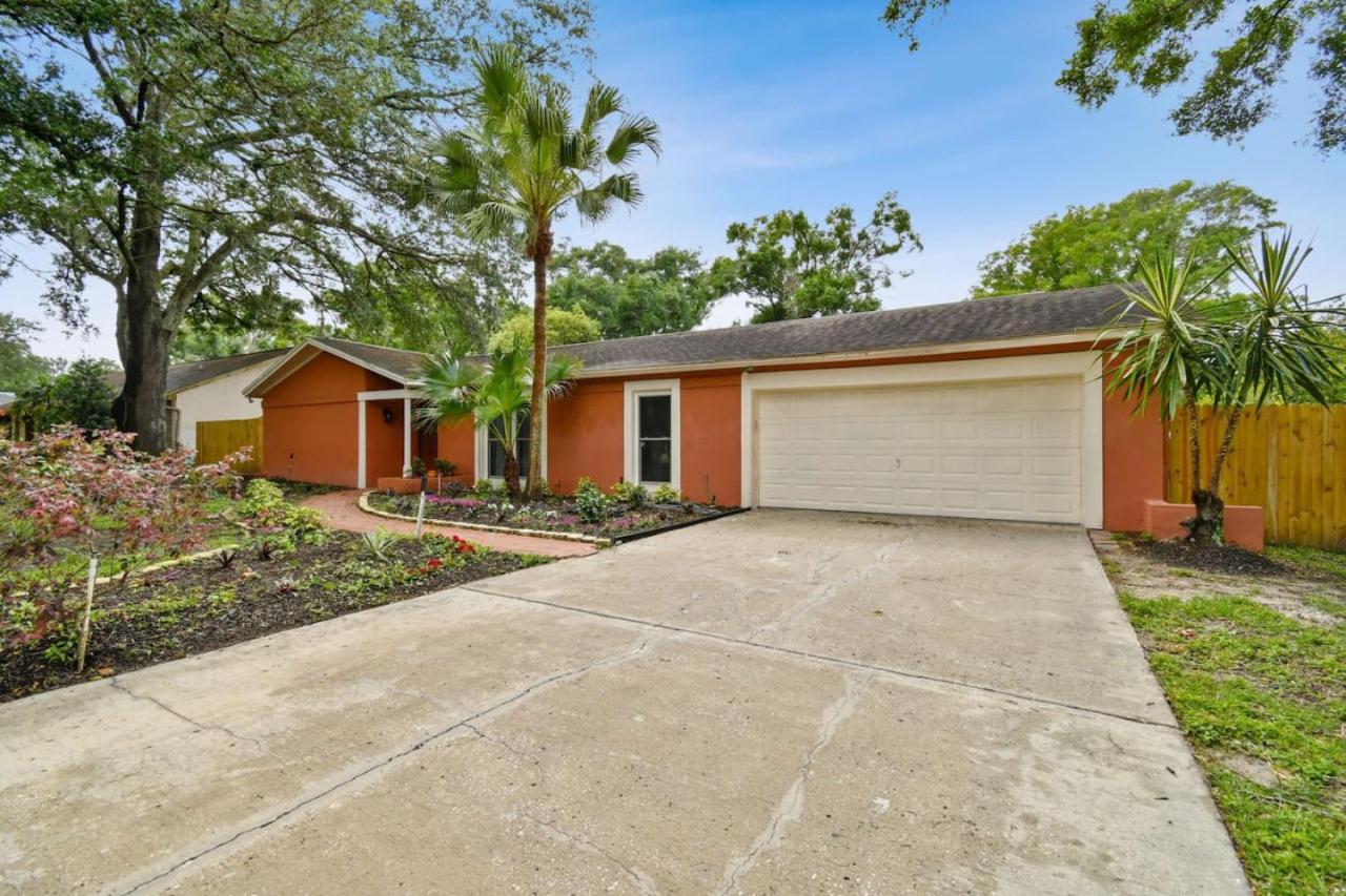 Tampa Vacations - Red Royalty Pool, King Bed, Yard - Property Image 32