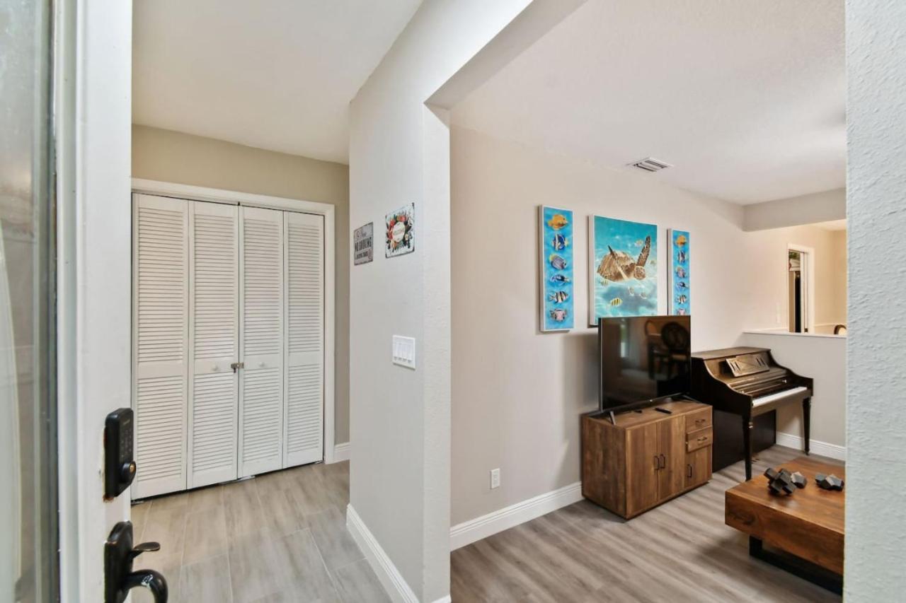 Tampa Vacations - Red Royalty Pool, King Bed, Yard - Property Image 33