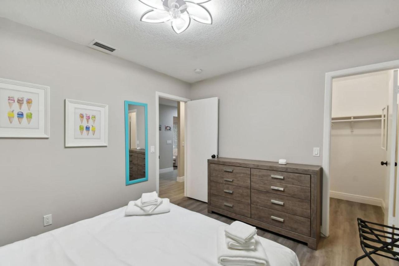 Tampa Vacations - Red Royalty Pool, King Bed, Yard - Property Image 5