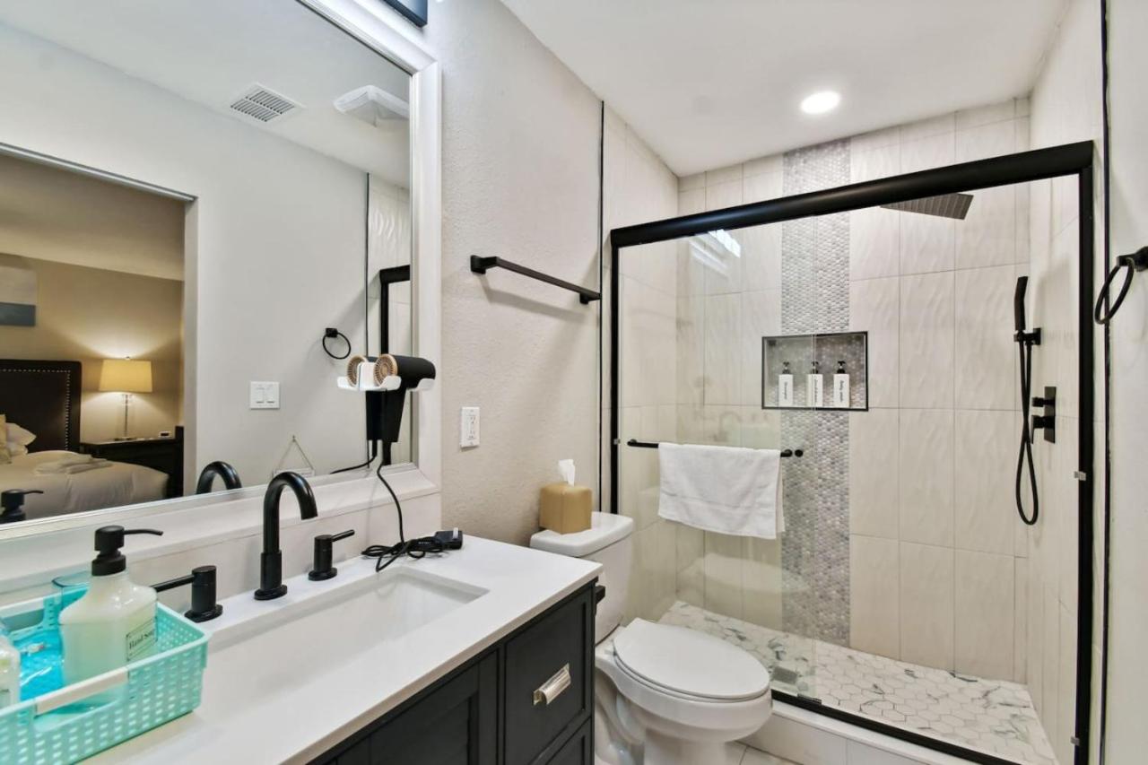 Tampa Vacations - Red Royalty Pool, King Bed, Yard - Property Image 9