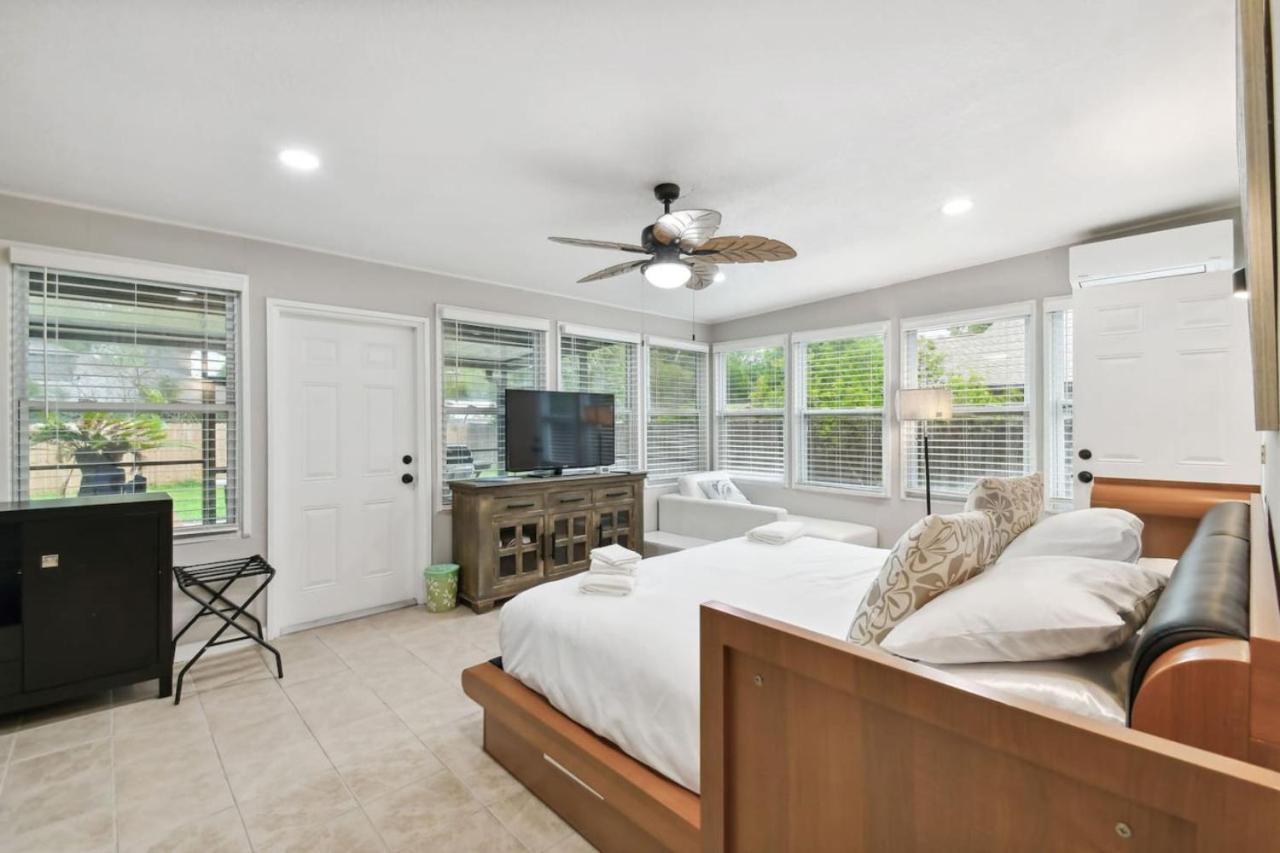 Tampa Vacations - Red Royalty Pool, King Bed, Yard - Property Image 1