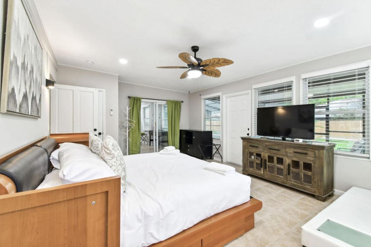Tampa Vacations - Red Royalty Pool, King Bed, Yard - Property Image 13