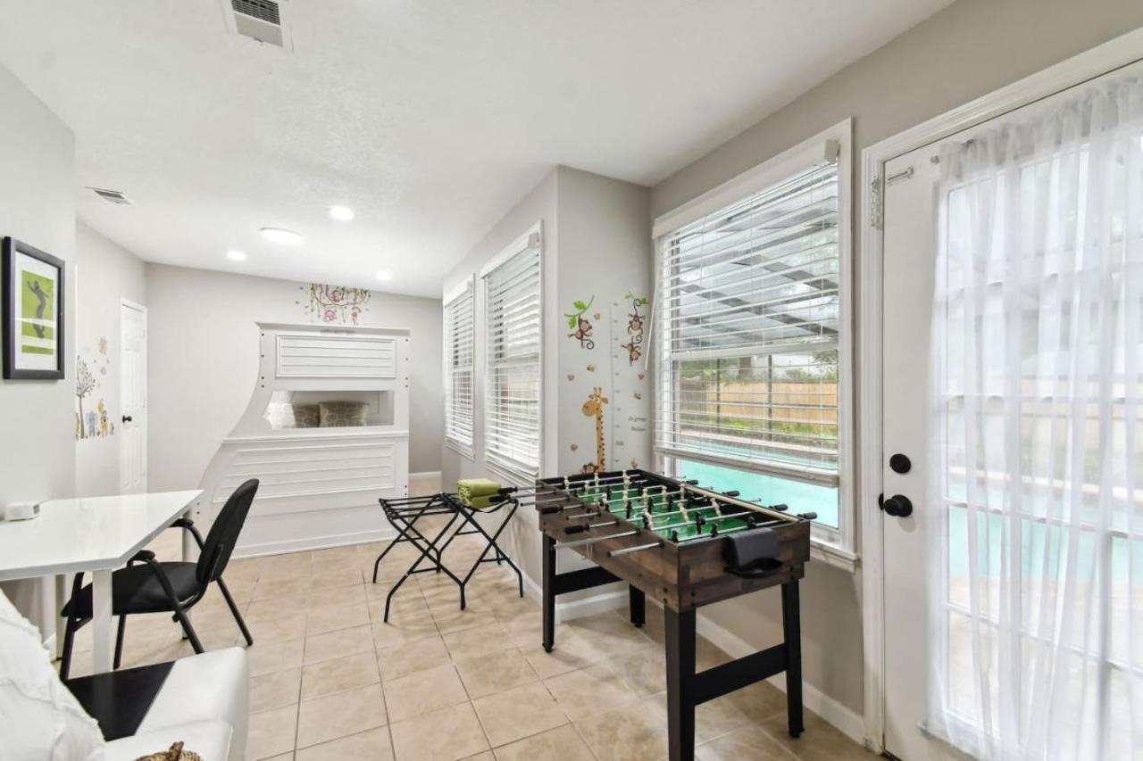 Tampa Vacations - Red Royalty Pool, King Bed, Yard - Property Image 14