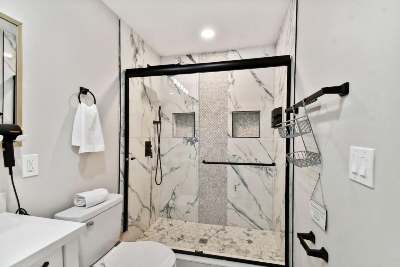 Tampa Vacations - Red Royalty Pool, King Bed, Yard - Property Image 15