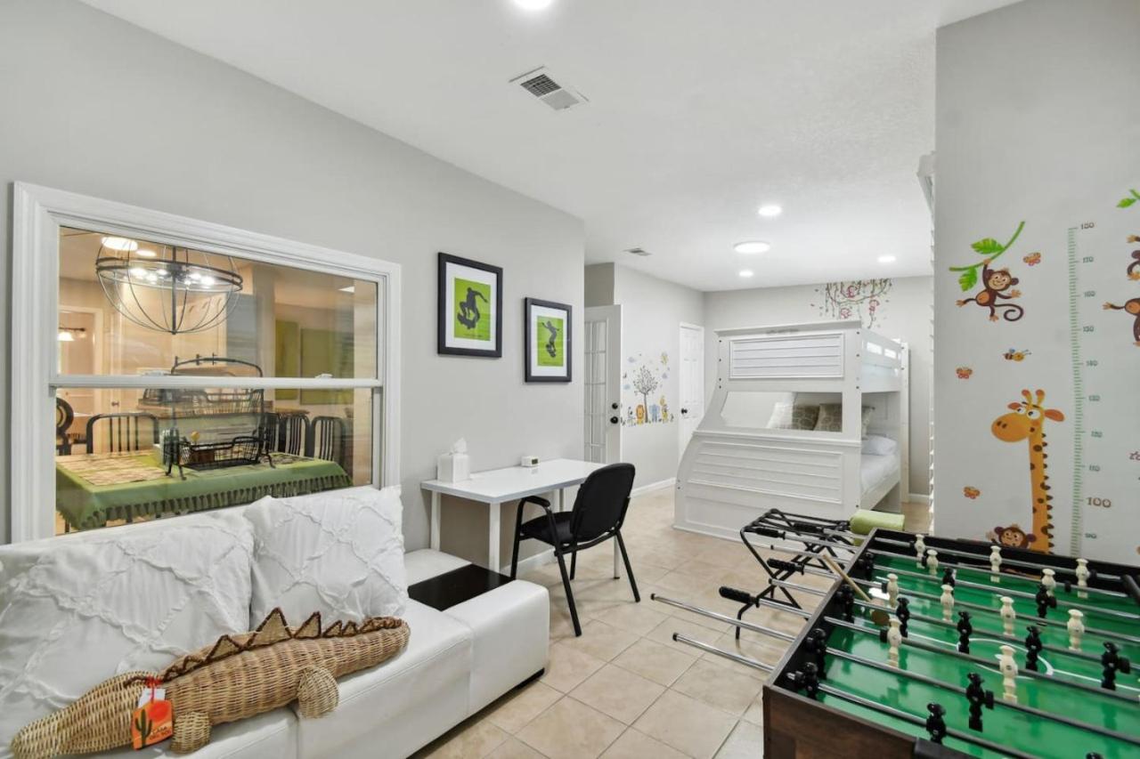Tampa Vacations - Red Royalty Pool, King Bed, Yard - Property Image 16
