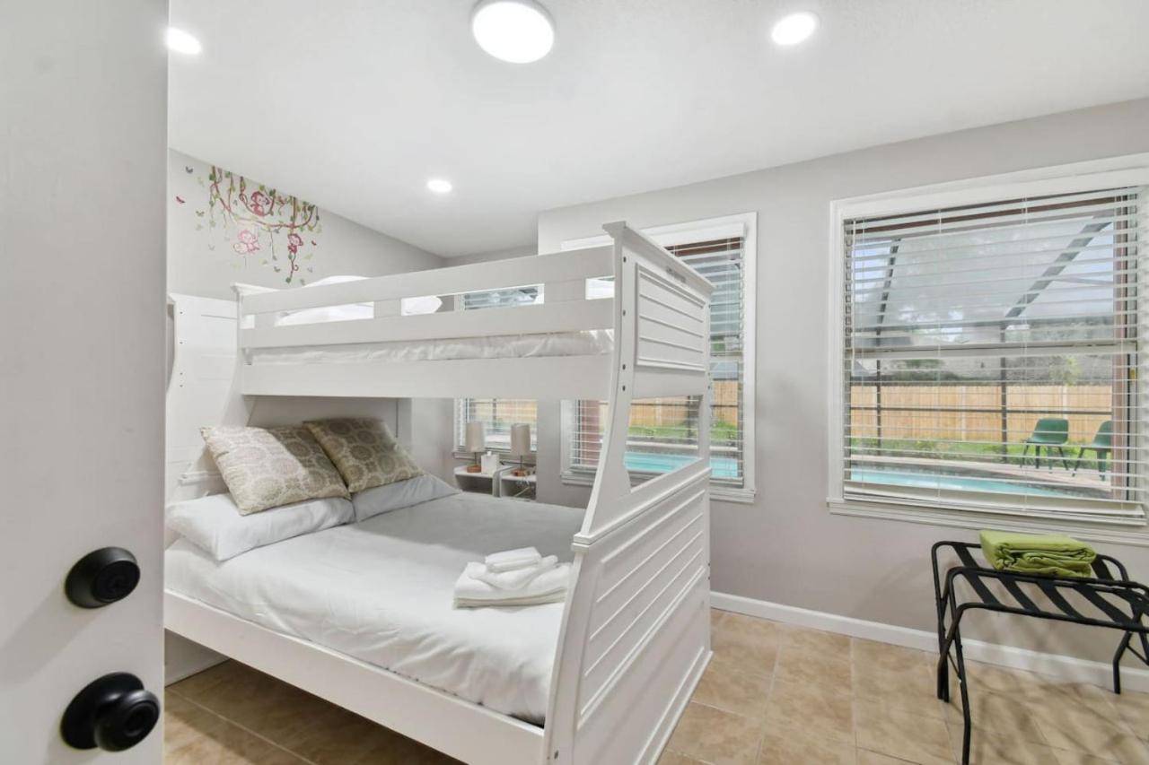 Tampa Vacations - Red Royalty Pool, King Bed, Yard - Property Image 22