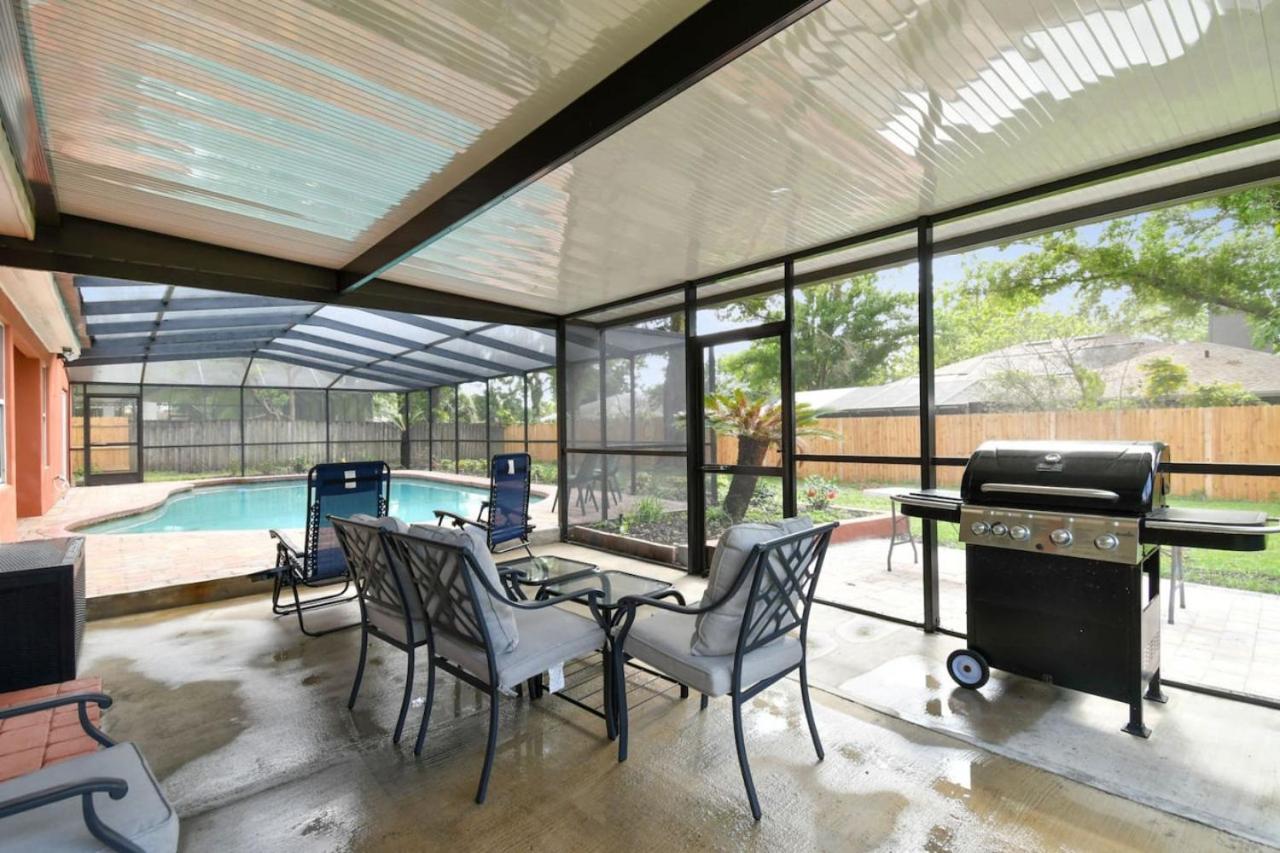 Tampa Vacations - Red Royalty Pool, King Bed, Yard - Property Image 19