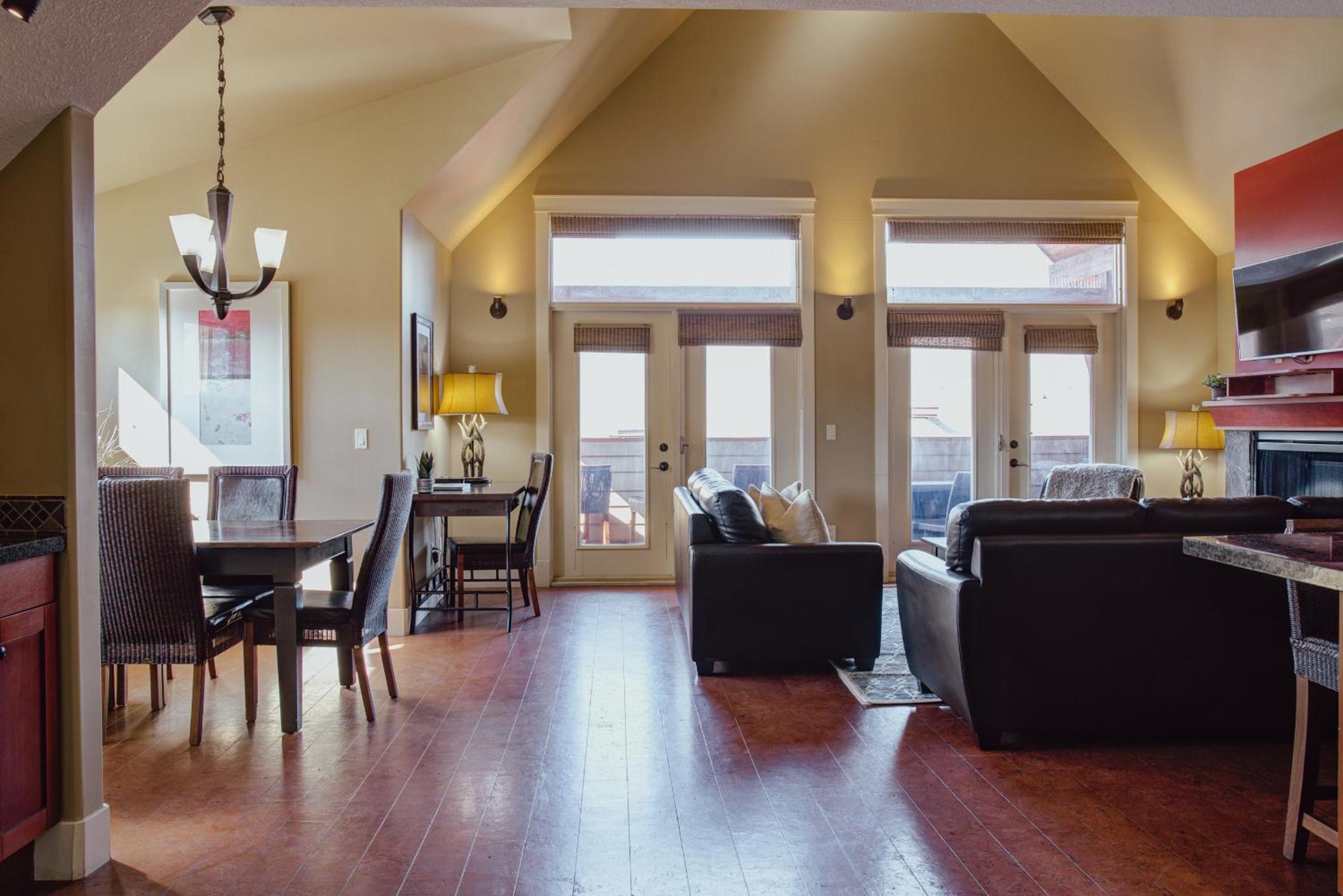 Panoramic Mountain View Condo